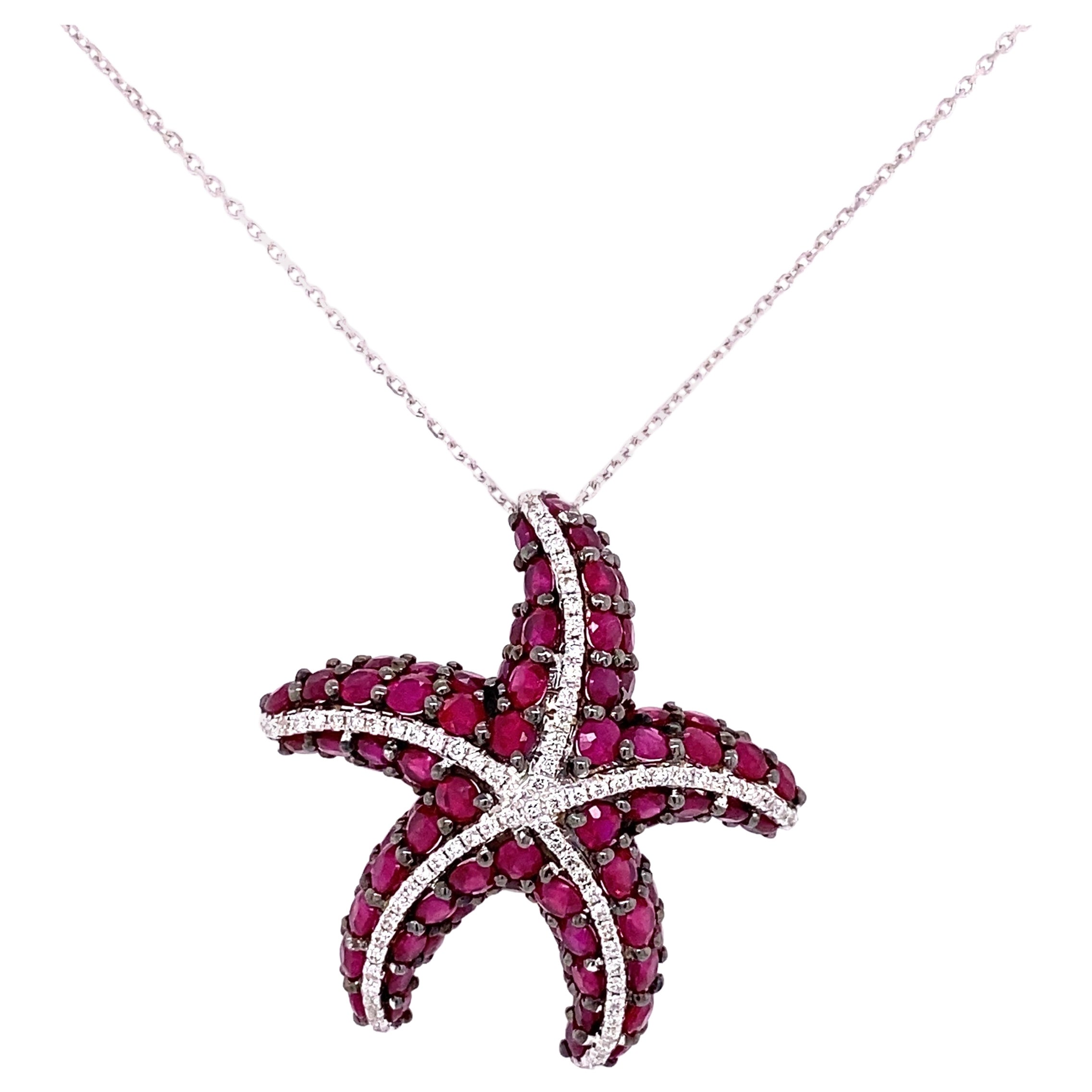 Colgante de oro con diseño de estrella de mar de rubíes y diamantes suspendido de una cadena de eslabones