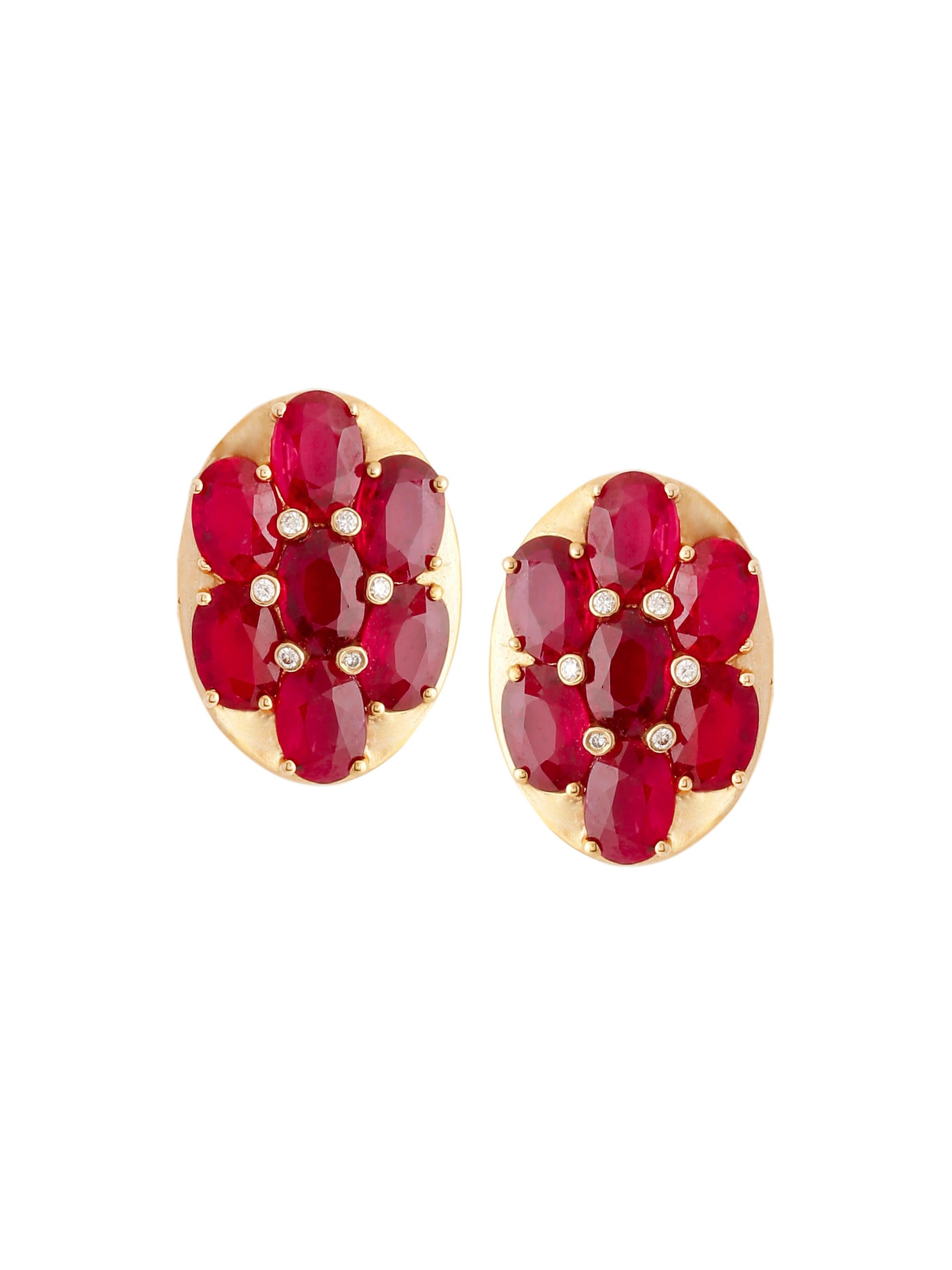 Un paio di orecchini con raffinati rubini ovali rossi e diamanti incastonati in oro 18 carati lucidato a specchio. 
Le borchie sono leggere, semplici ed eleganti. Il colore dei rubini la rende allo stesso tempo elegante. È un paio versatile che può