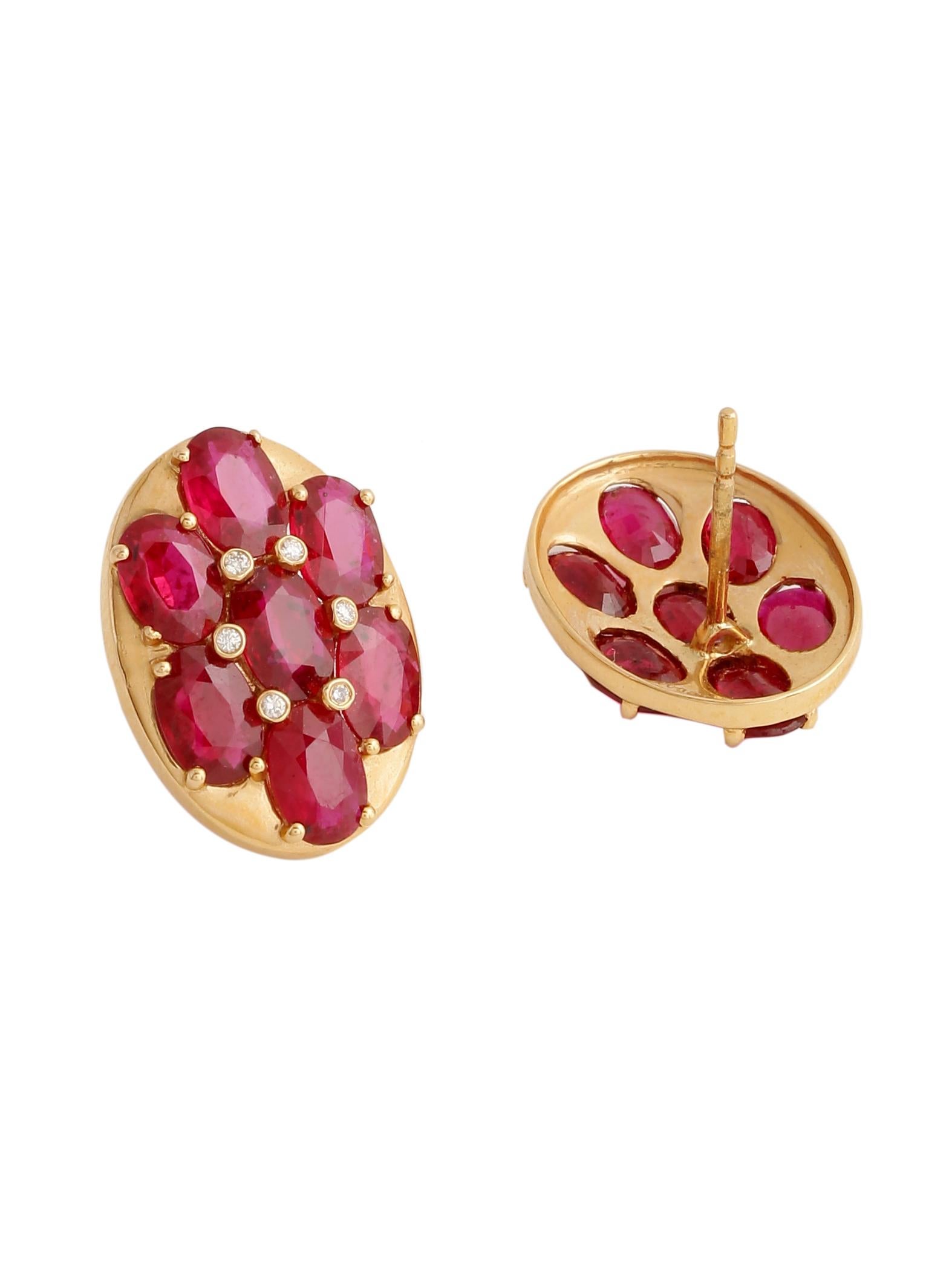 Moderno Borchie con rubini e diamanti in oro 18 carati in vendita