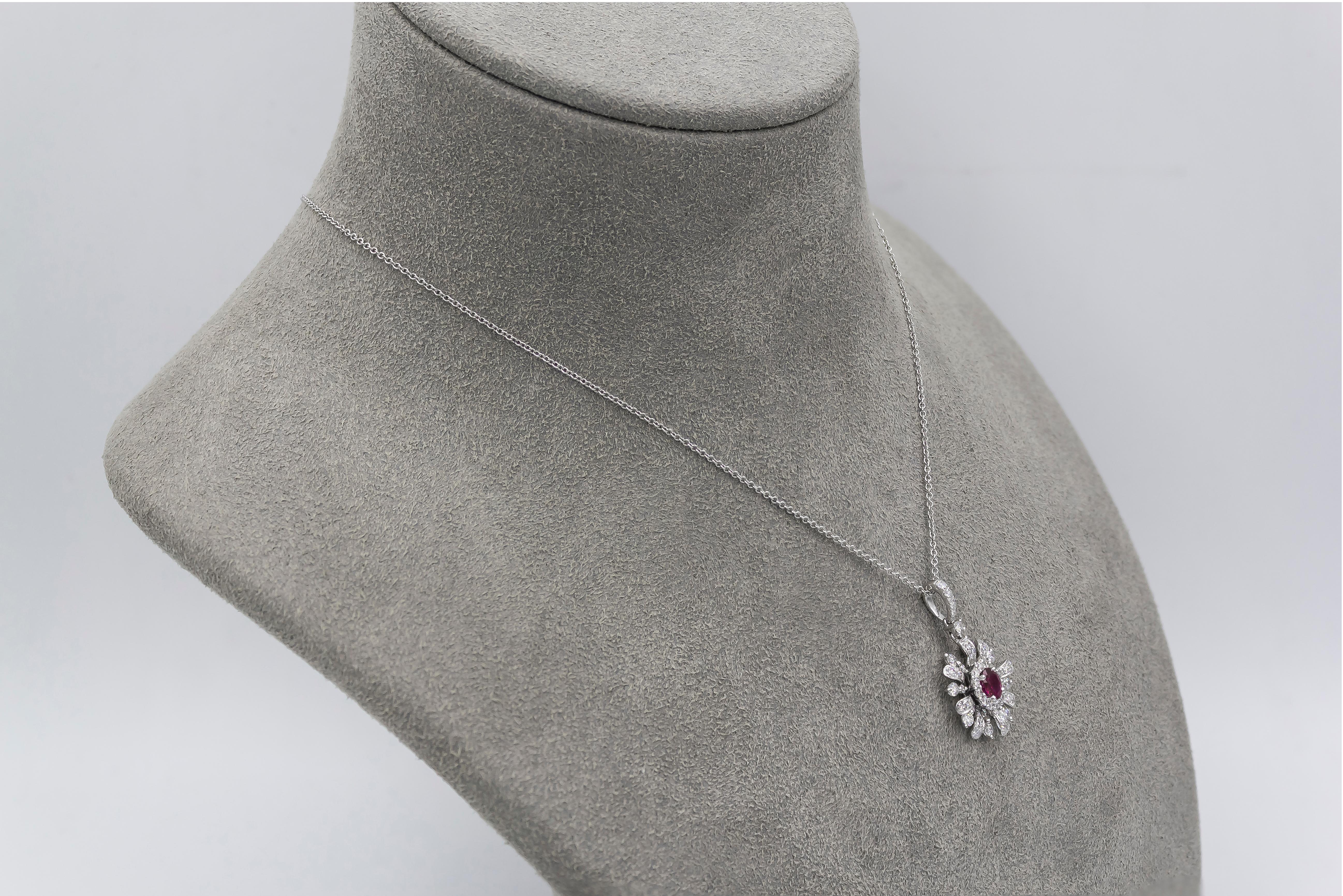 Roman Malakov, collier pendentif en rubis de taille ovale et diamants ronds de 0,32 carat Pour femmes en vente