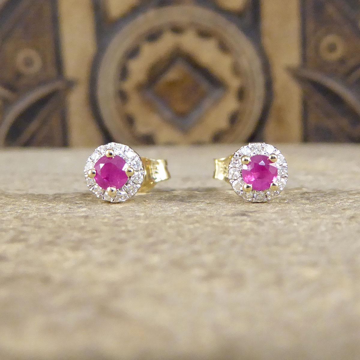 Ein schönes Stück, das die Zeit überdauert und nie aus der Mode kommt. Diese wunderschönen Rubin- und Diamant-Ohrstecker wurden im Stil einer Zielscheibe gefertigt. In der Mitte befindet sich ein Rubin, der von 12 gleichgroßen Diamanten umgeben ist.