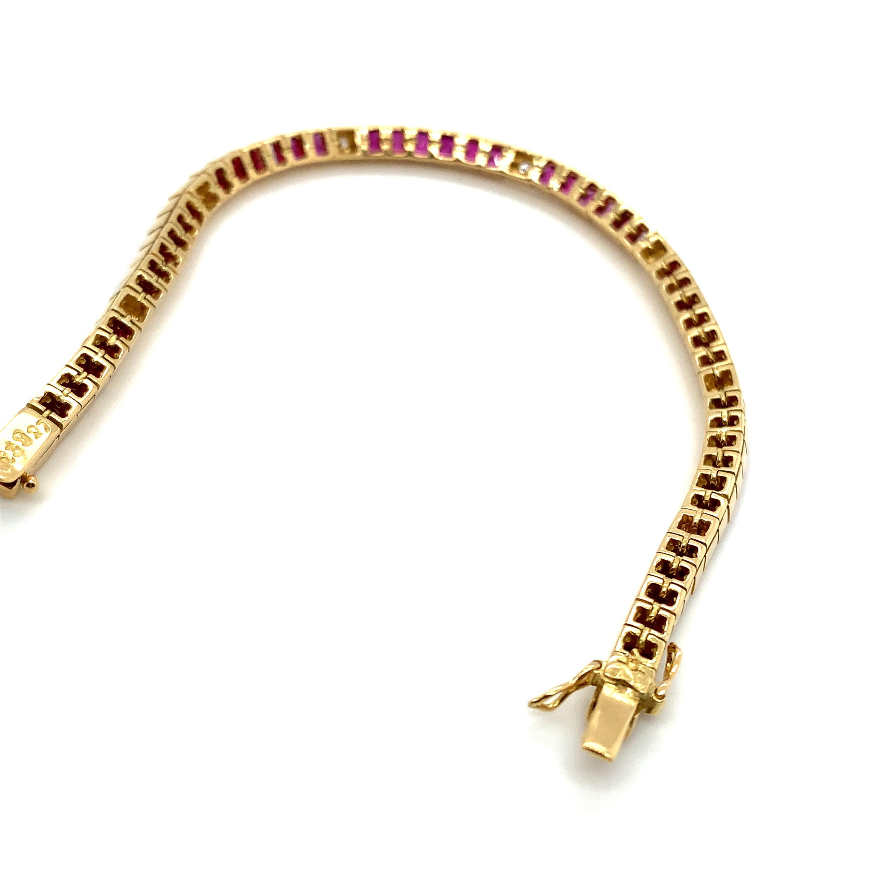 Tennisarmband mit Rubin und Diamanten aus 18 Karat Gelbgold im Zustand „Neu“ im Angebot in London, GB