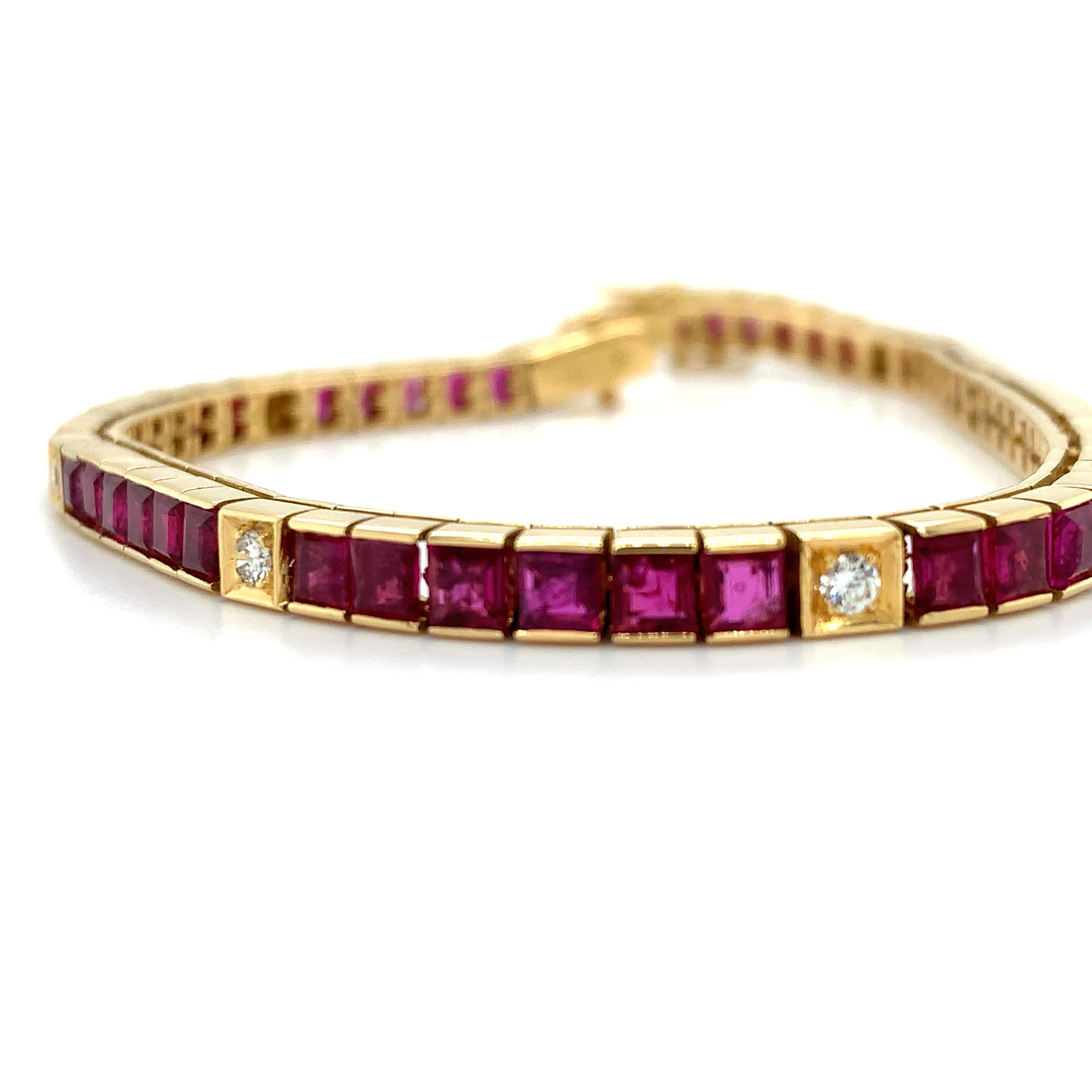 Tennisarmband mit Rubin und Diamanten aus 18 Karat Gelbgold für Damen oder Herren im Angebot