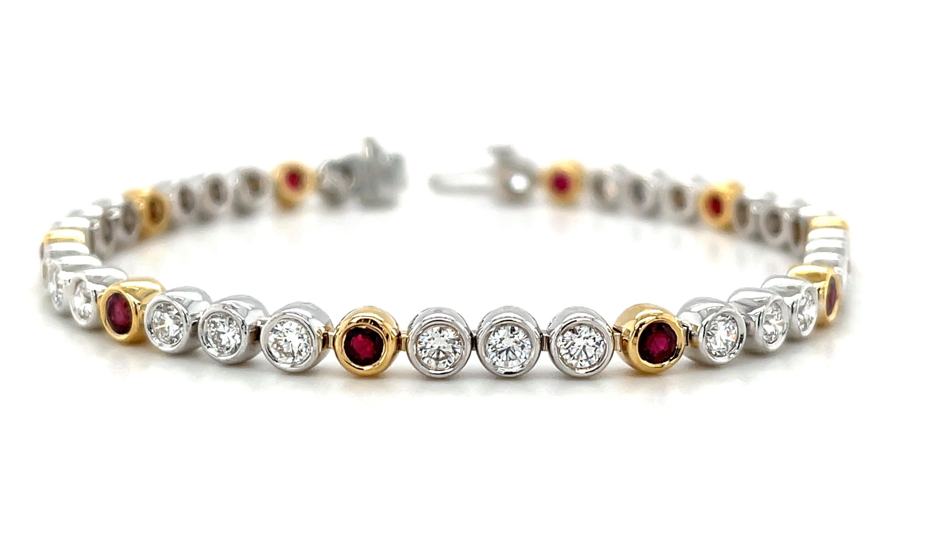 Dieses beeindruckende Rubin-Diamant-Tennisarmband besteht aus 10 feinen Rubinen, die von einer Reihe funkelnder Diamanten mit einem Gesamtgewicht von 2,65 Karat umrahmt werden. Die handverlesenen Rubine haben eine herrliche rote Farbe und sind in 18