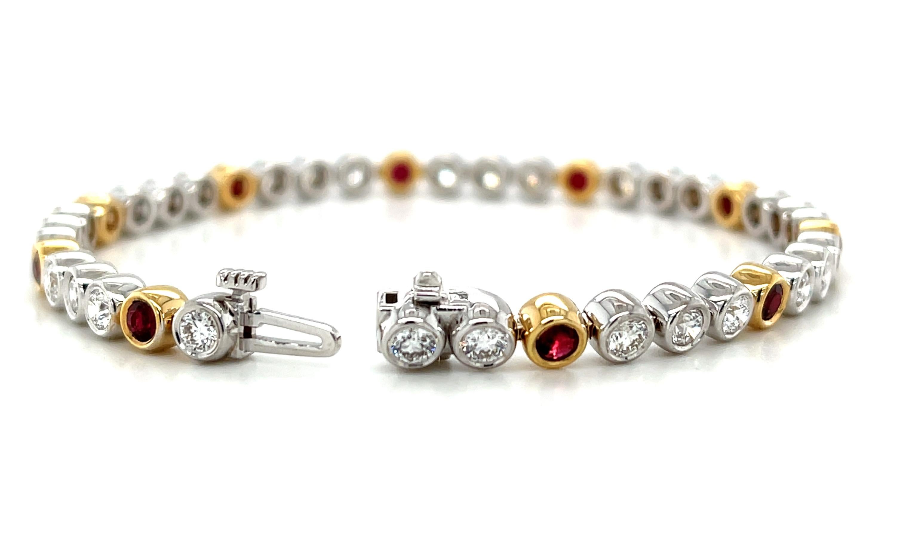 Tennisarmband mit Rubin und Diamanten aus 18 Karat Gold, Lünettenfassung (Rundschliff) im Angebot