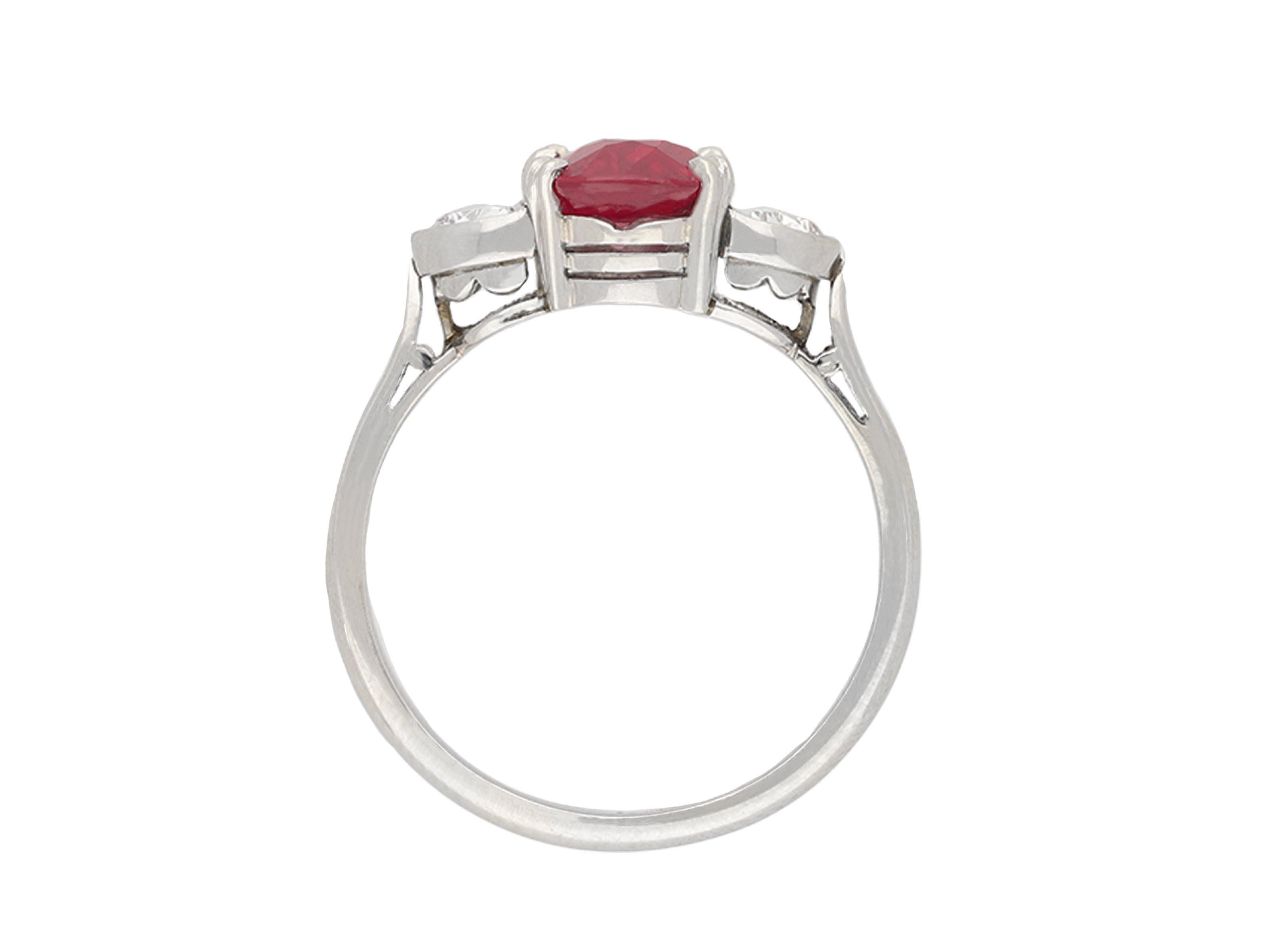 Taglio ovale Anello con tre pietre di rubino e diamanti, circa 1990 in vendita