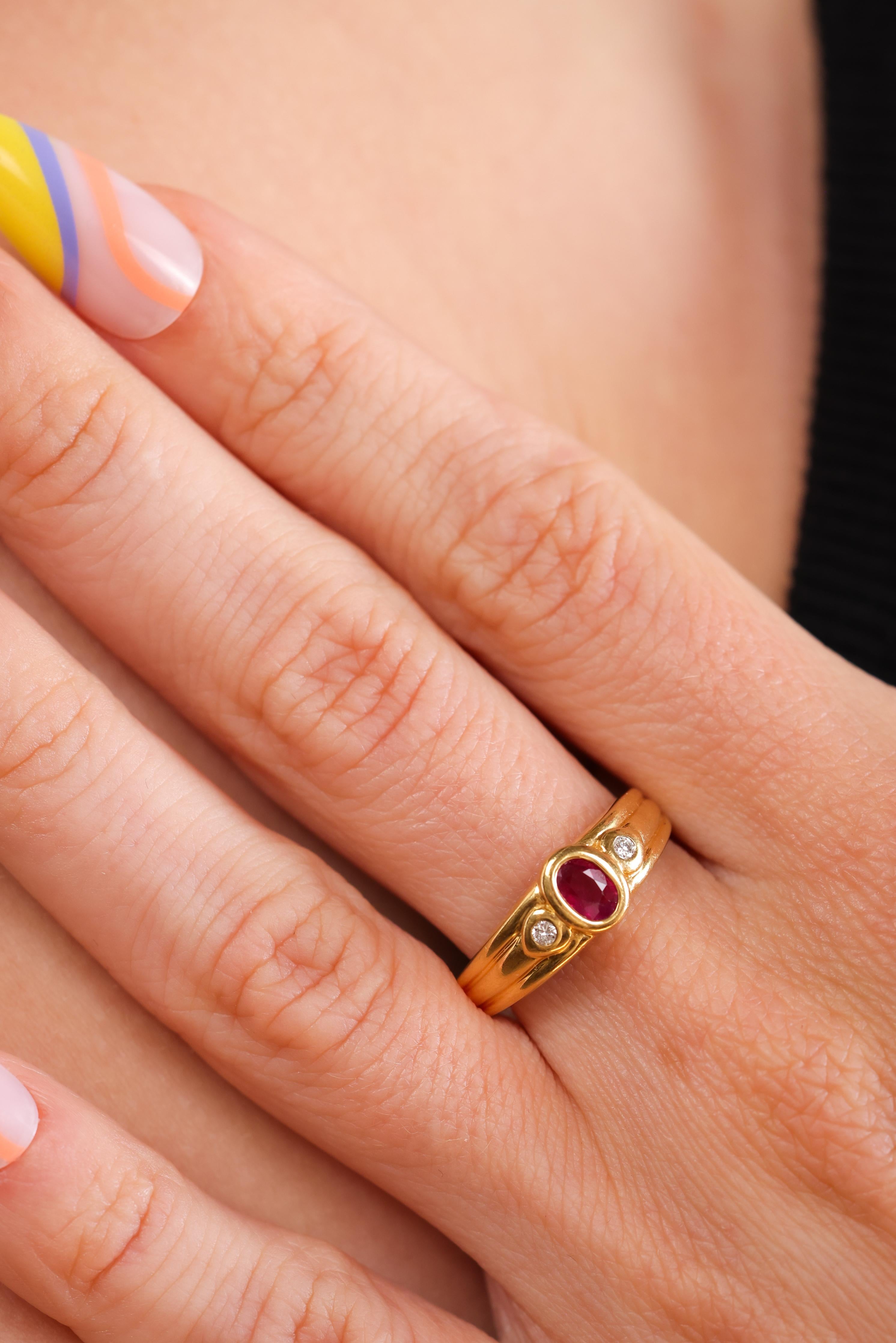 Dies ist ein wunderschöner zeitgenössischer Rubin- und Diamantring mit drei Steinen und europäischen Punzen. In der Mitte des fabelhaften Rings befindet sich ein ovaler gemischter Rubin mit einem Gewicht von ca. 0,30 ct in der Lünette. Der üppige