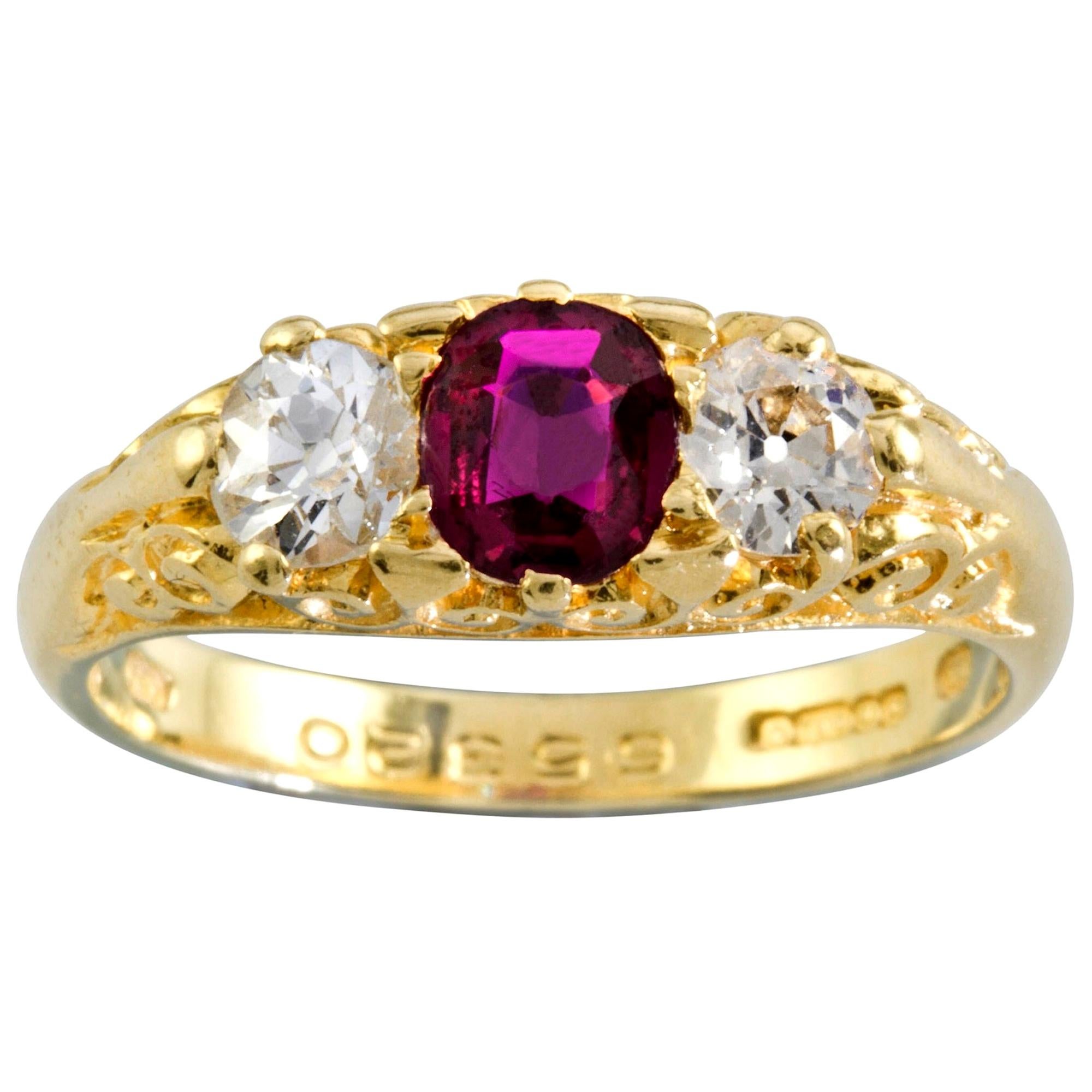 Bague à trois pierres en rubis et diamants