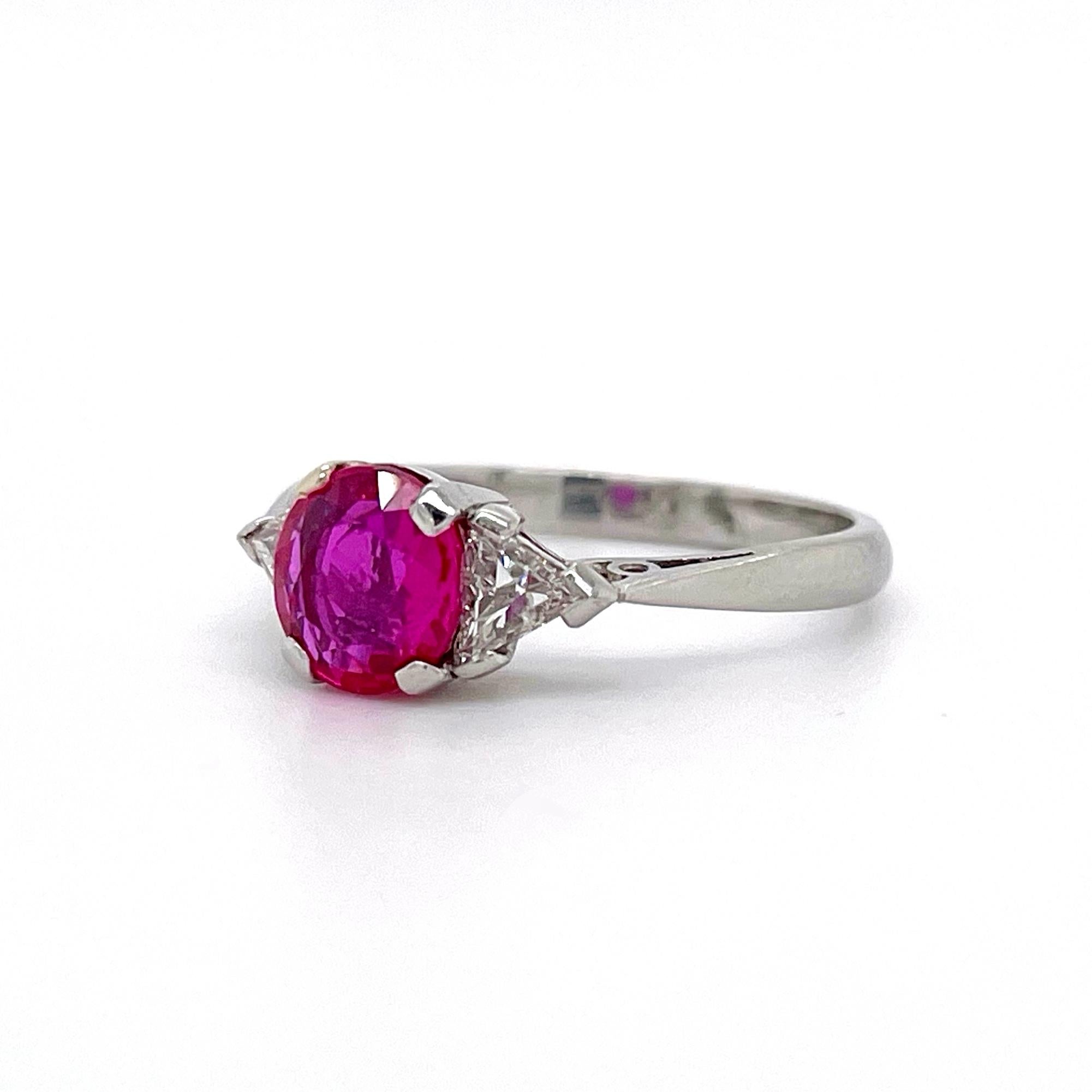 Ruby and Diamond Triangle Ring In Excellent Condition For Sale In Idar-Oberstein, DE