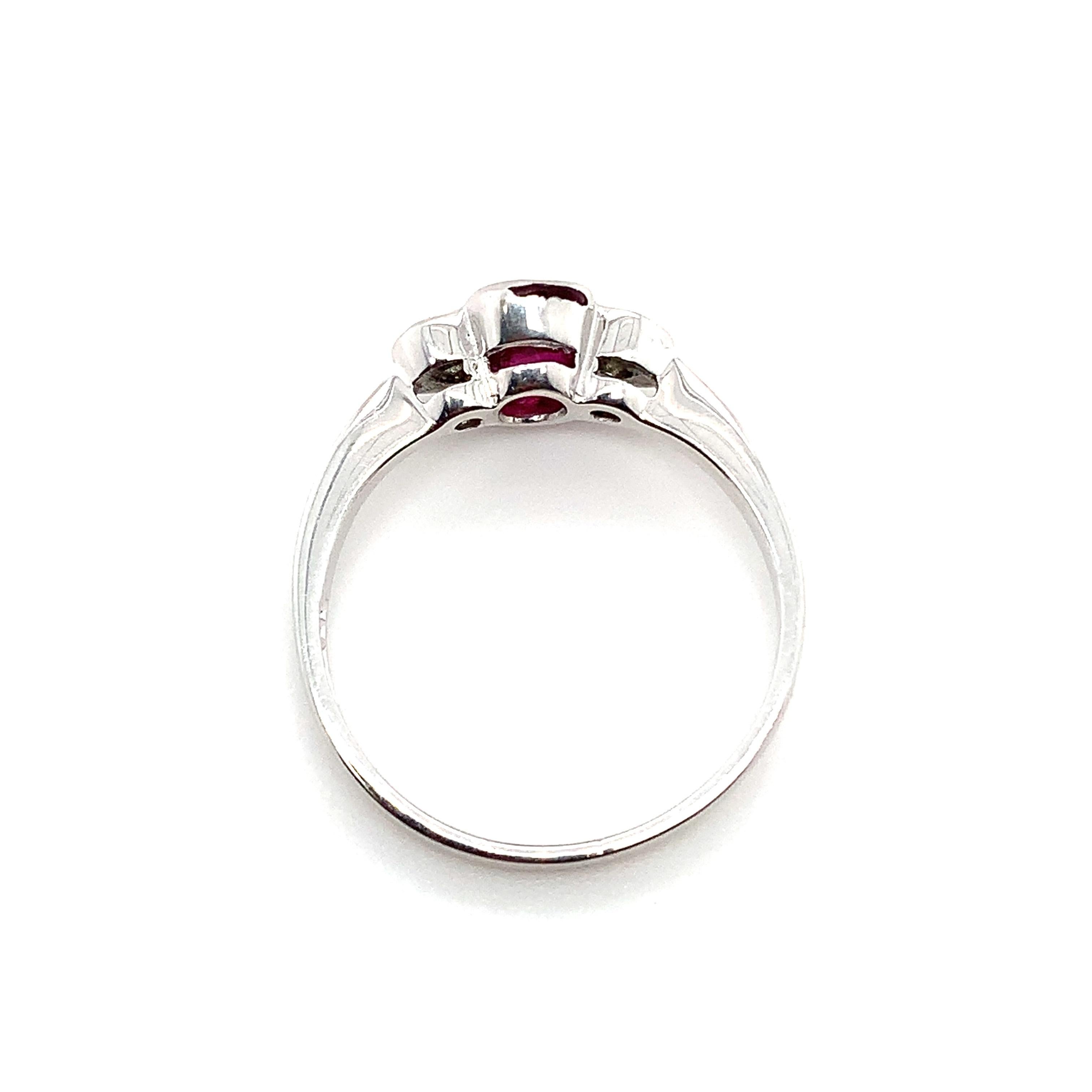 Ruby and diamond trilogy engagement ring antique style white gold In New Condition For Sale In London, GB
