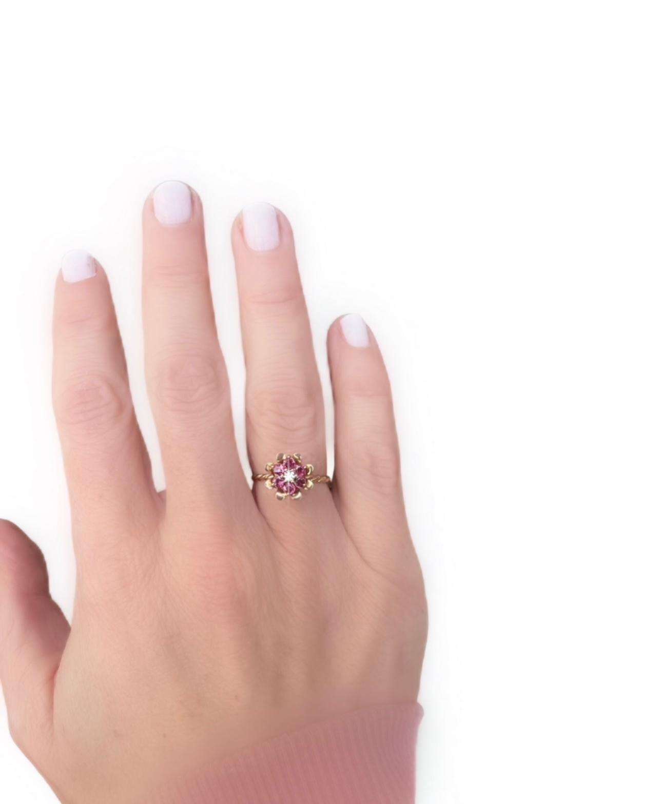 Tulip-Ring mit Rubin und Diamant (Rundschliff)
