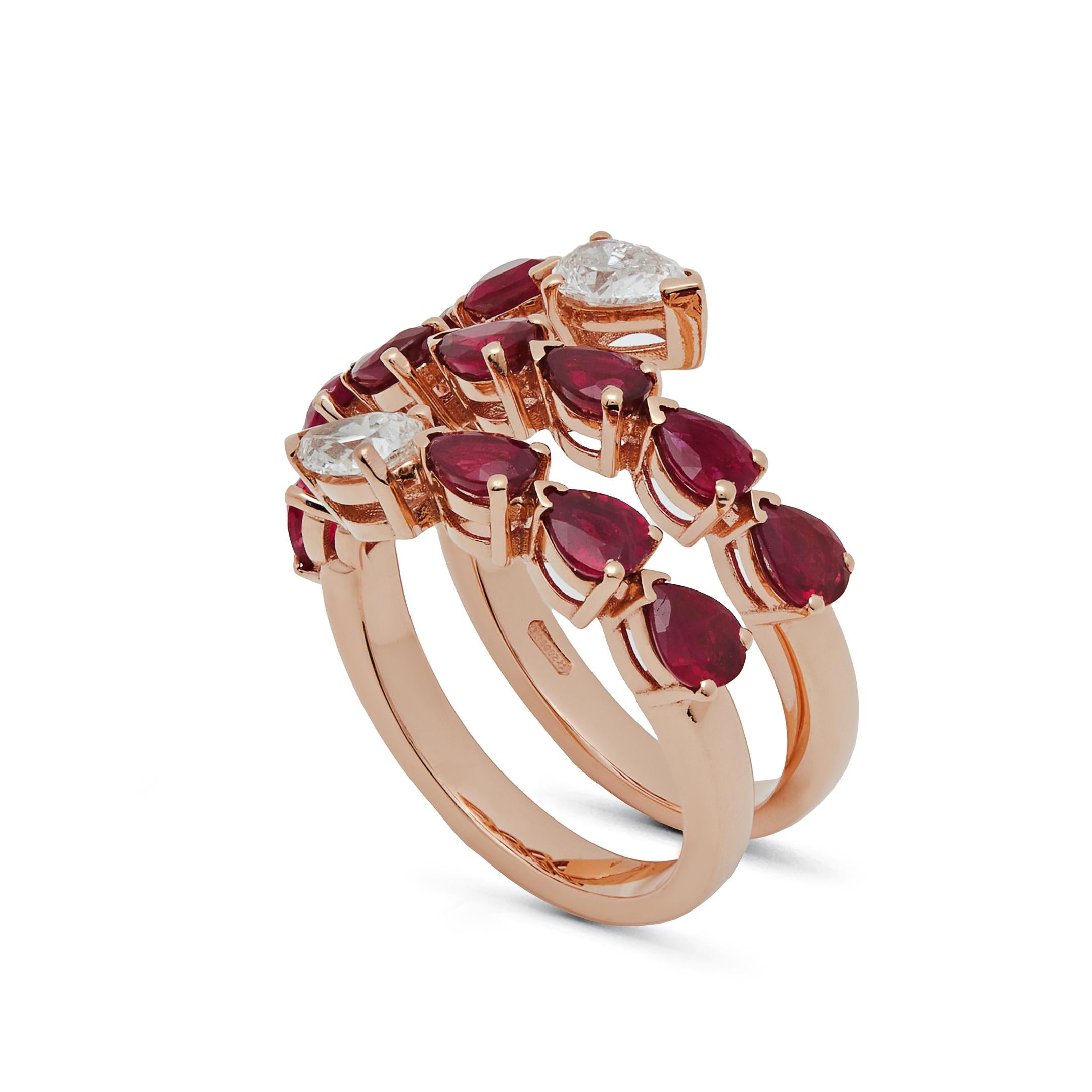 Drei Reihen glänzender Edelsteine bilden den überschwänglichen Rubin- und Diamantring Twist. Sinnliche birnenförmige Rubine kontrastieren mit klassischen weißen Diamanten, die alle in 18 Karat Roségold gefasst sind. Tragen Sie ihn mit Jeans, Heels