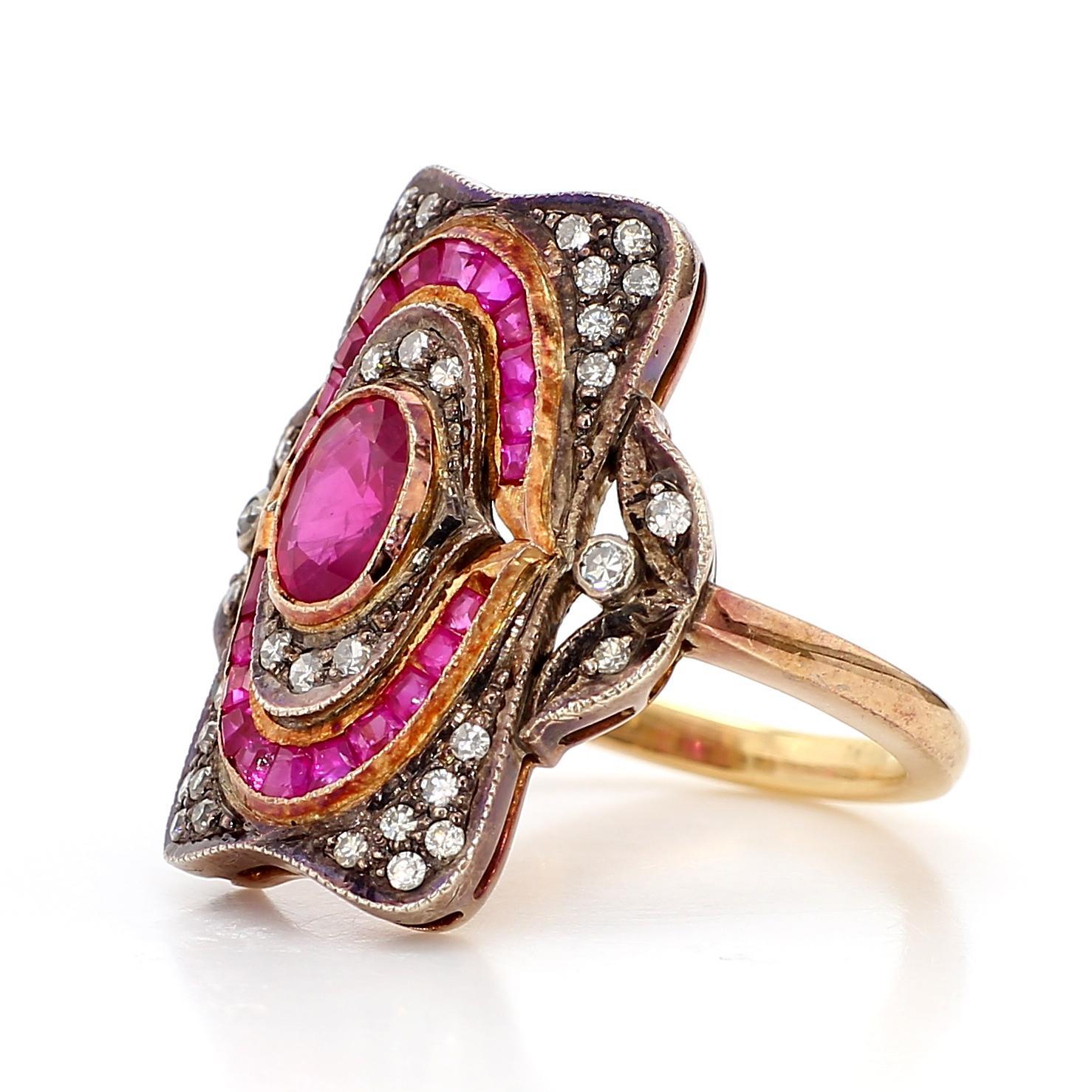 Cette bague remarquable d'Iris Fine Jewelry est une pièce captivante qui attire l'attention par son design complexe et ses pierres précieuses vibrantes. En son cœur se trouve un rubis ovale de 1,1 carat, présentant une riche teinte rouge qui respire