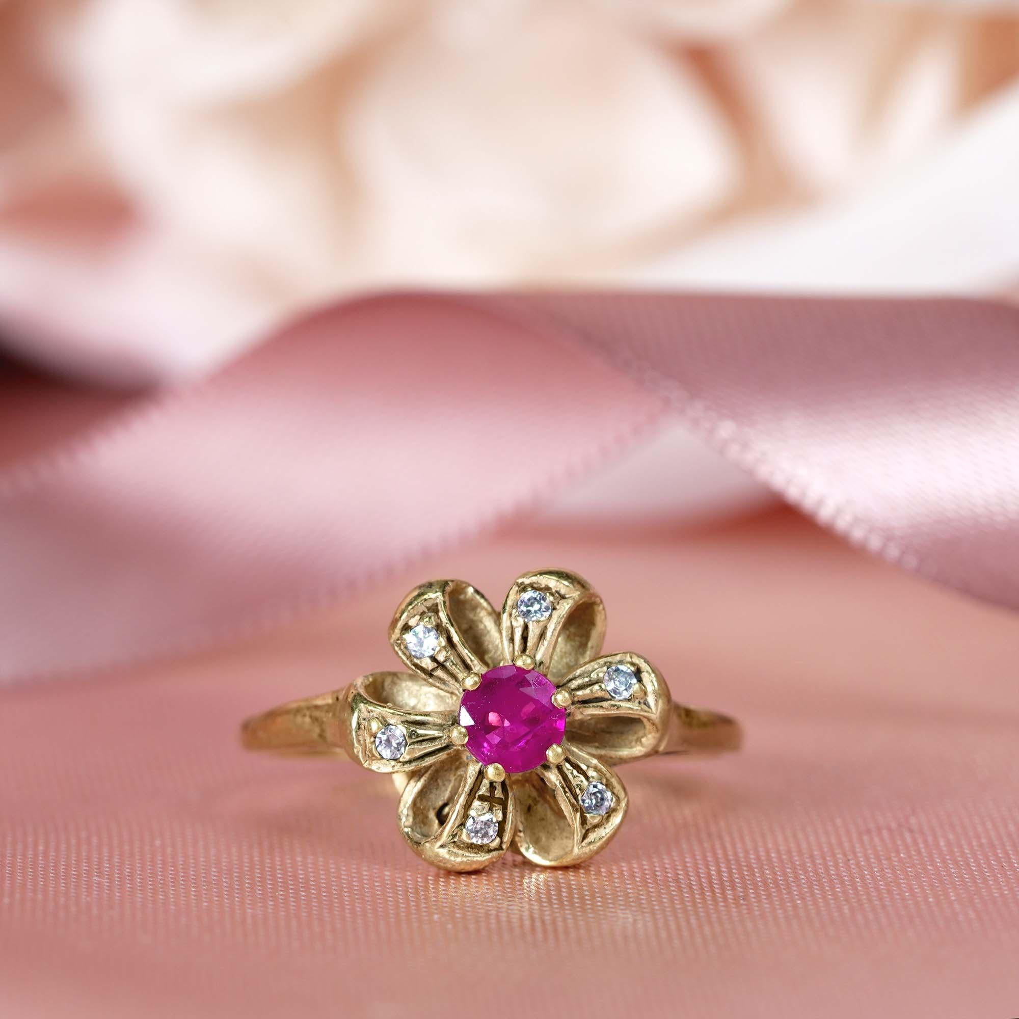Rubin und Diamant Vintage Style Floral  Ring aus massivem 14 Karat Gelbgold im Angebot 4