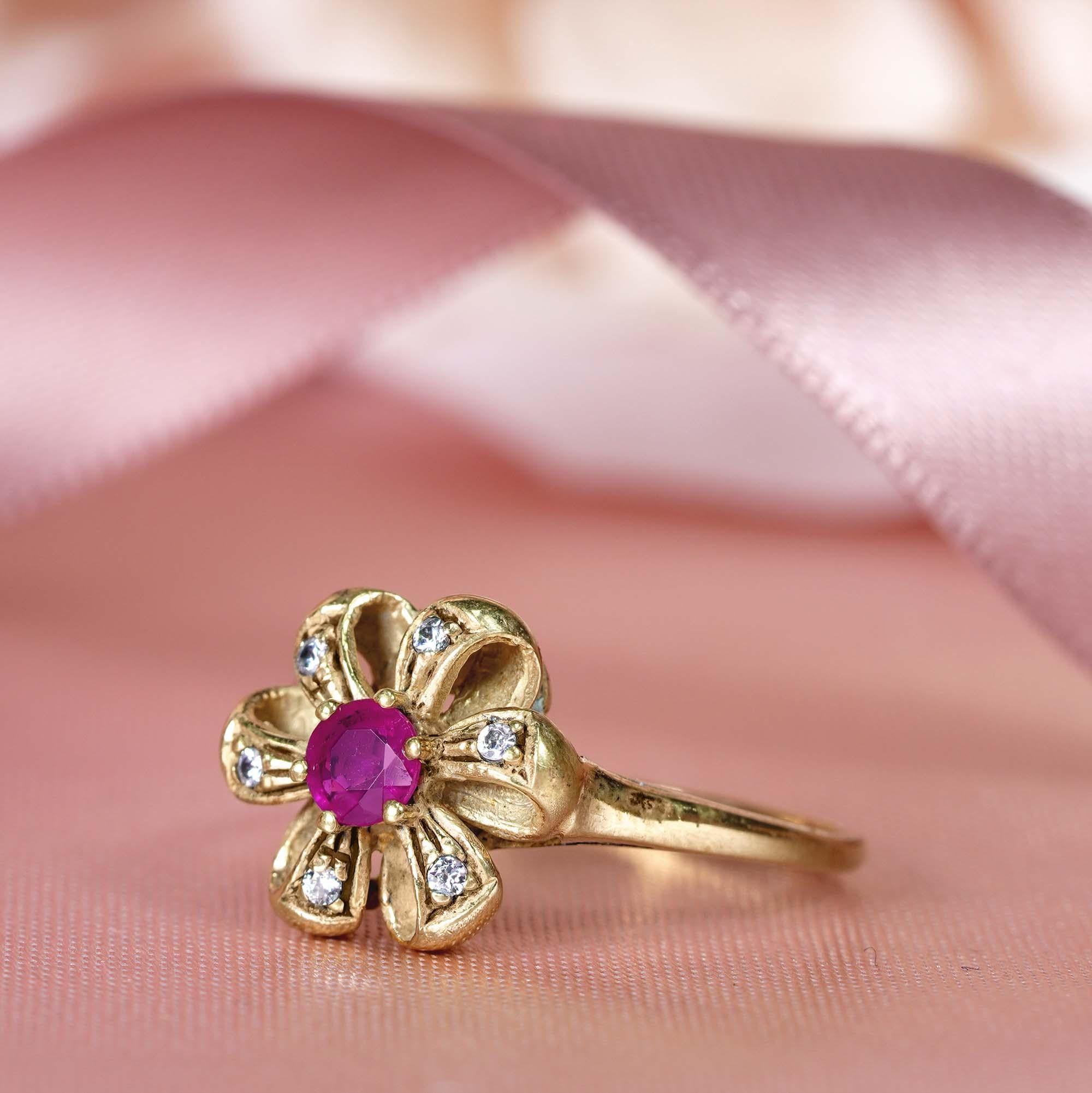 Rubin und Diamant Vintage Style Floral  Ring aus massivem 14 Karat Gelbgold im Angebot 5