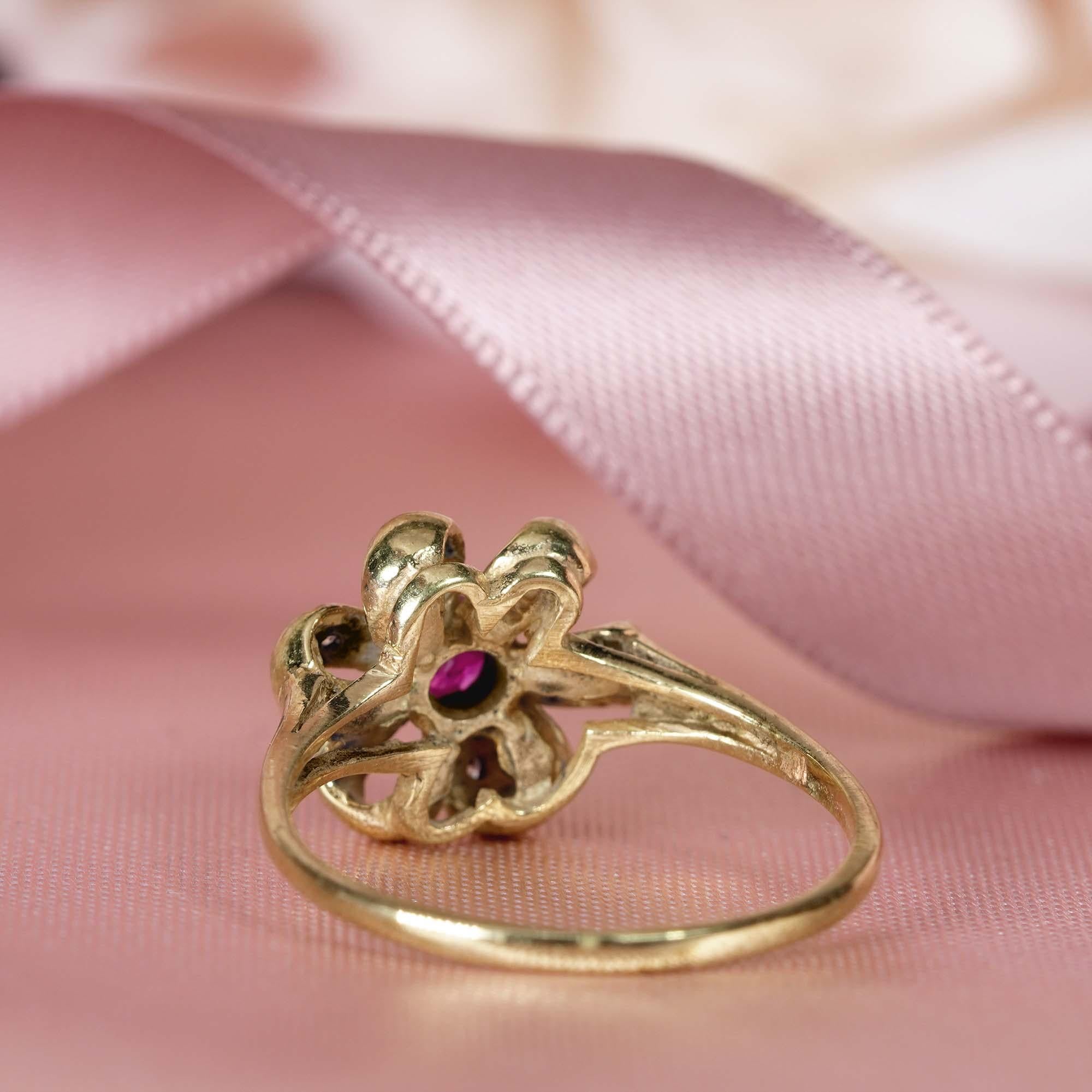 Rubin und Diamant Vintage Style Floral  Ring aus massivem 14 Karat Gelbgold im Angebot 6