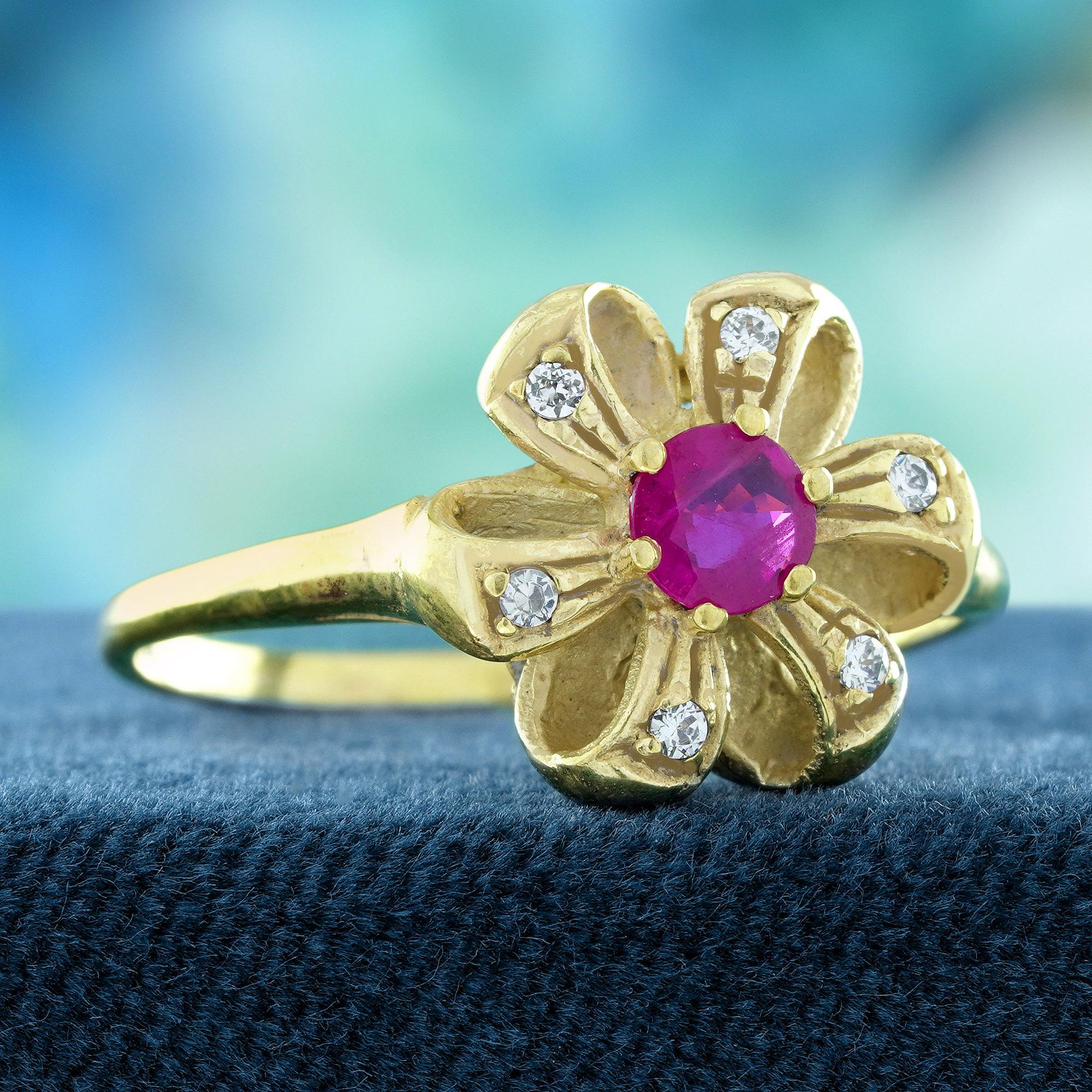 Rubin und Diamant Vintage Style Floral  Ring aus massivem 14 Karat Gelbgold (Edwardian) im Angebot