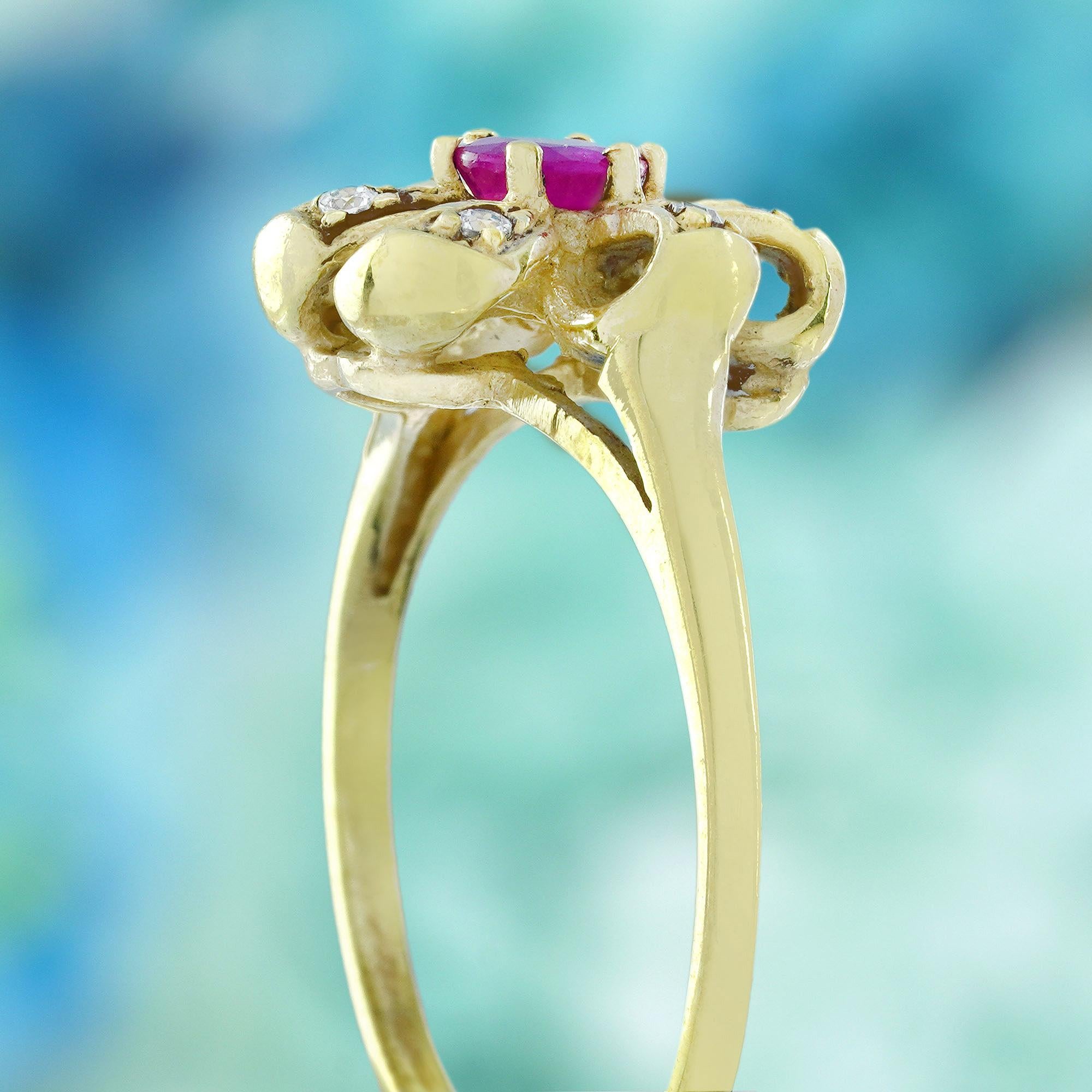Rubin und Diamant Vintage Style Floral  Ring aus massivem 14 Karat Gelbgold Damen im Angebot