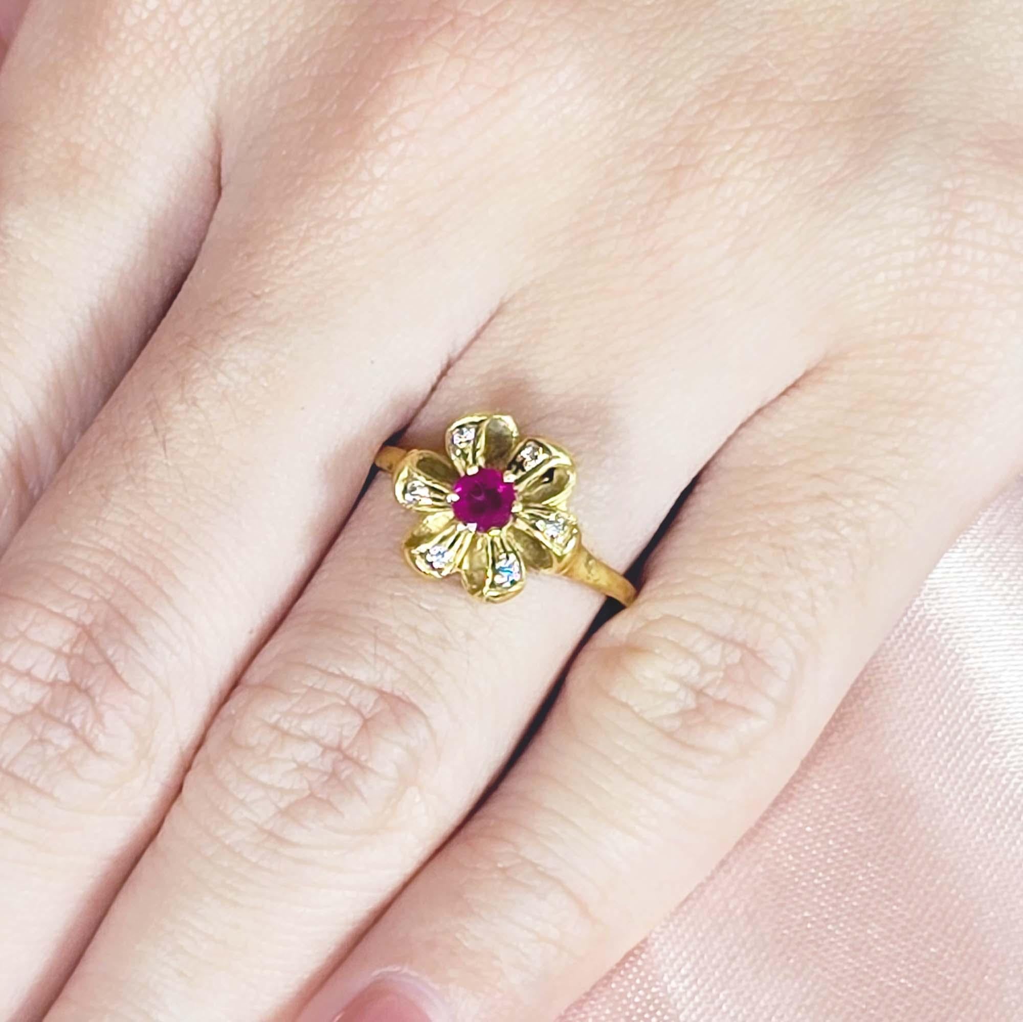 Rubin und Diamant Vintage Style Floral  Ring aus massivem 14 Karat Gelbgold im Angebot 2
