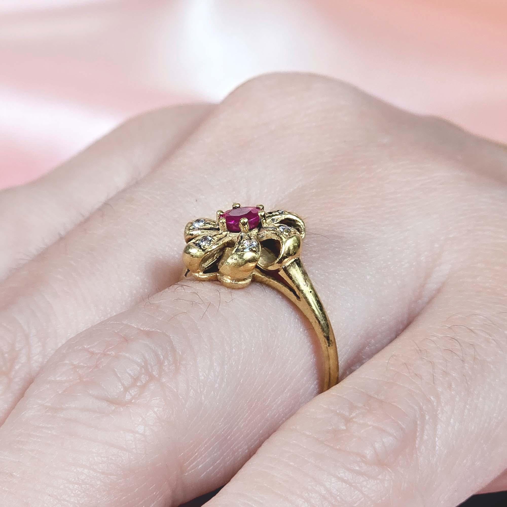 Rubin und Diamant Vintage Style Floral  Ring aus massivem 14 Karat Gelbgold im Angebot 3