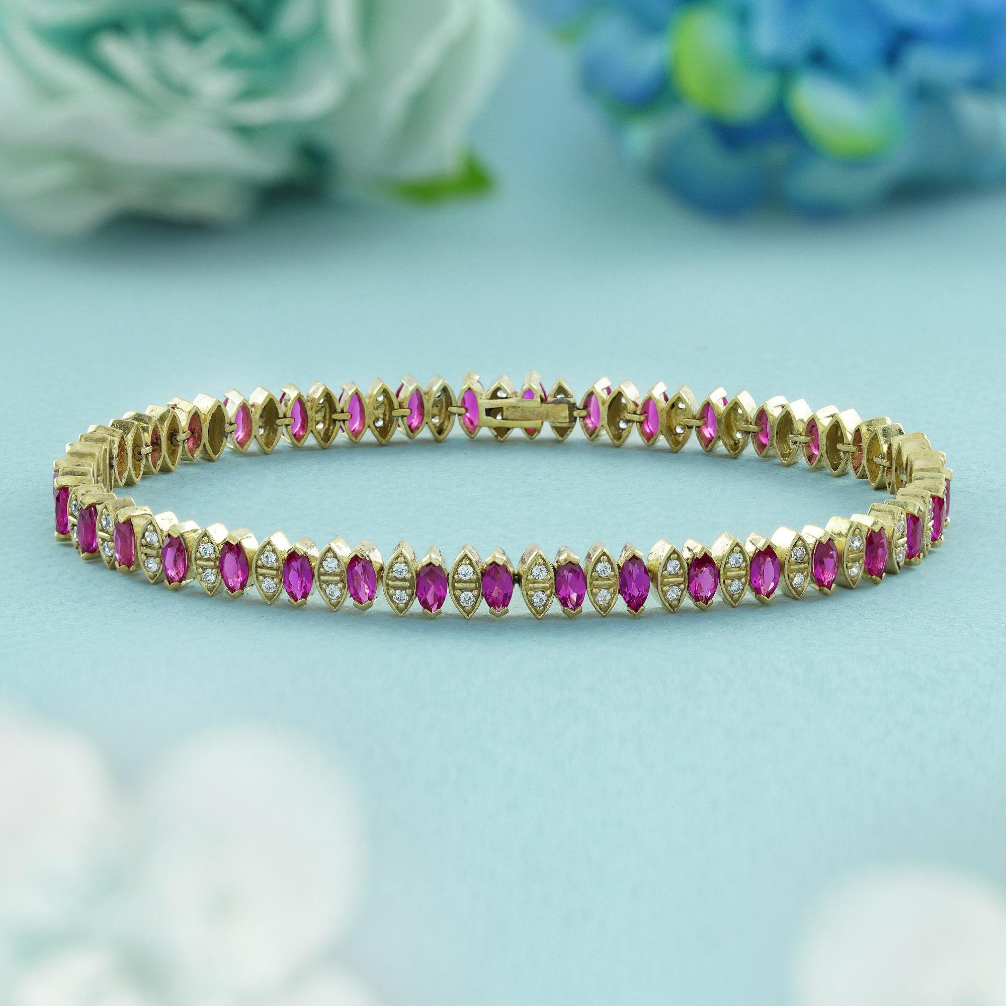 Zeitlose Eleganz und leidenschaftliche Kontraste. Bei diesem Design sind die tiefroten Rubine zwischen funkelnden Diamanten gefasst, wodurch ein dramatisches Spiel von Farbe und Licht entsteht. Dieses einzigartige Design hebt den Kontrast zwischen
