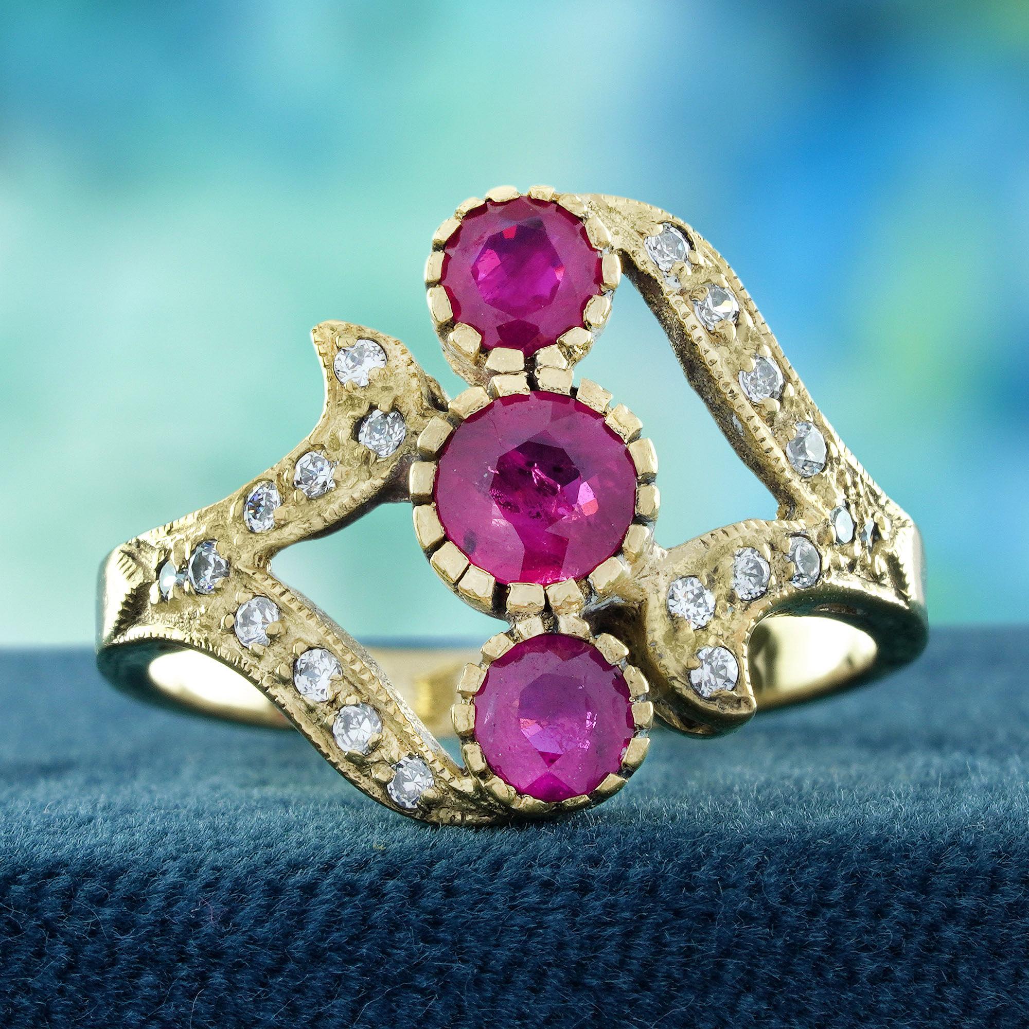La bague à trois pierres en rubis naturel et diamant de style vintage est un symbole intemporel d'amour et d'élégance. Trois riches rubis rouges symbolisent la passion et la force, tandis que des diamants étincelants, délicatement sertis de part et
