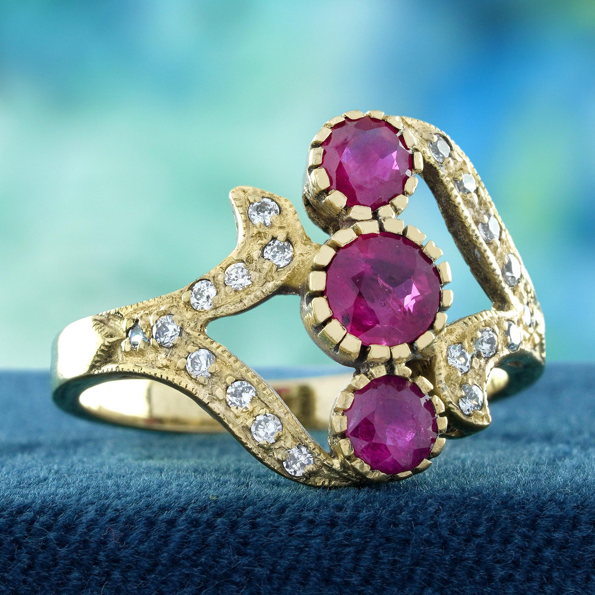 Édouardien Rubis et diamant style vintage  Bague à trois pierres en or jaune massif 14 carats en vente