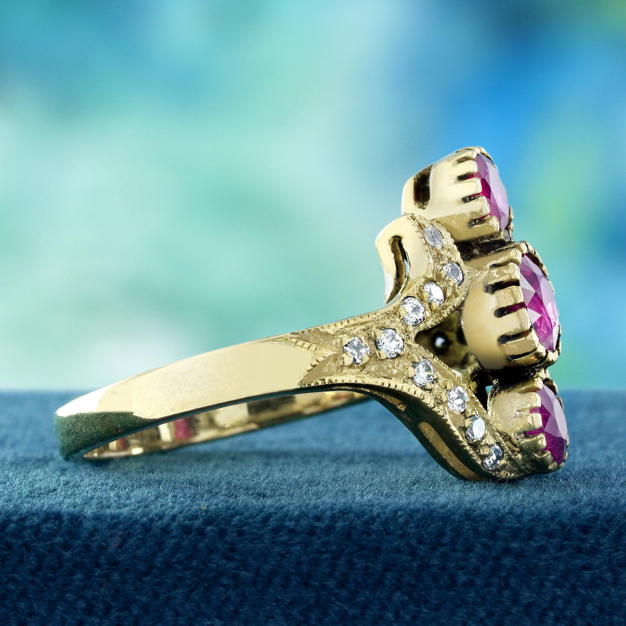 Taglio rotondo Rubino e diamante in stile vintage  Anello con tre pietre in oro giallo massiccio 14 carati in vendita