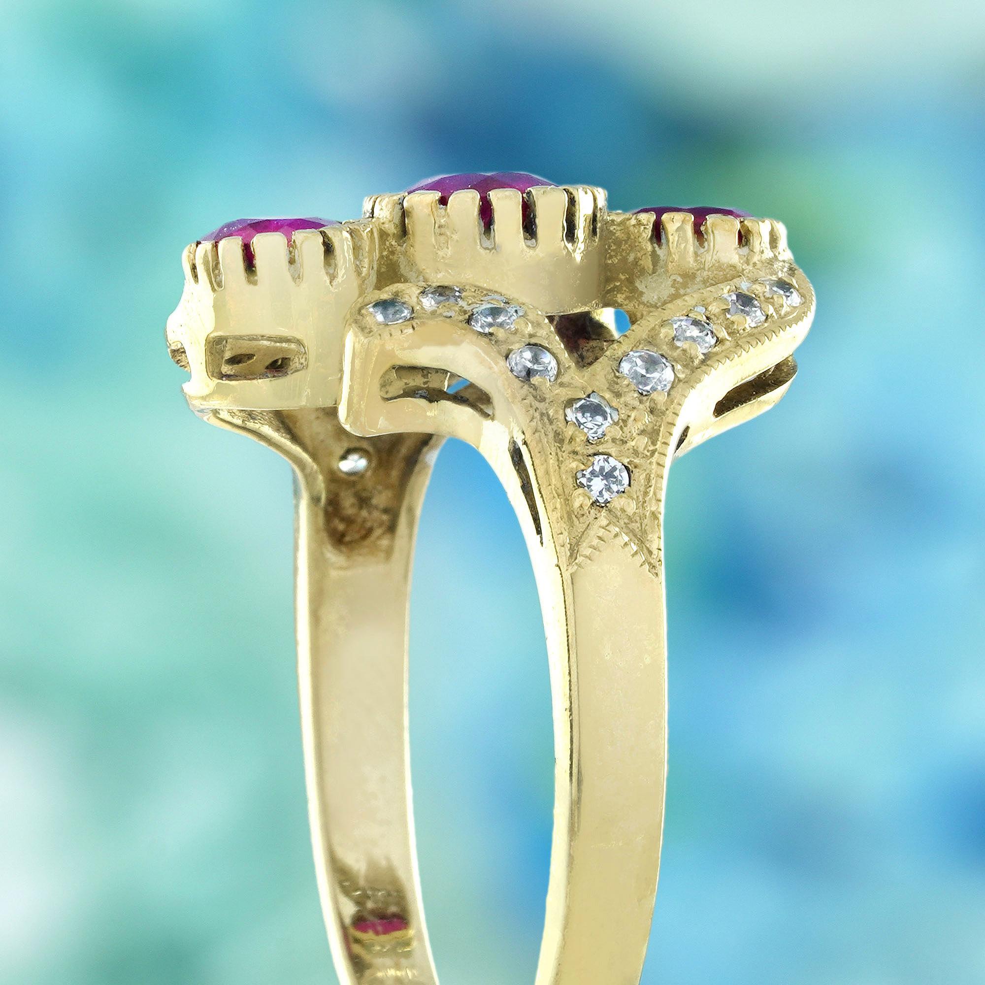 Rubis et diamant style vintage  Bague à trois pierres en or jaune massif 14 carats Pour femmes en vente