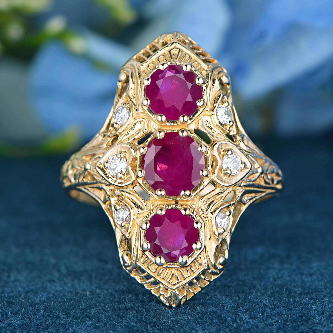 Célébrez la beauté intemporelle avec notre bague à trois pierres en rubis naturel et diamant de style vintage, élégamment réalisée en or jaune 9K massif. 
Cette pièce enchanteresse présente trois rubis vibrants et un diamant éblouissant, chacun