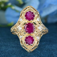 Vintage-Ring aus massivem 9 Karat Gelbgold mit Rubin und Diamanten im Vintage-Stil mit drei Steinen