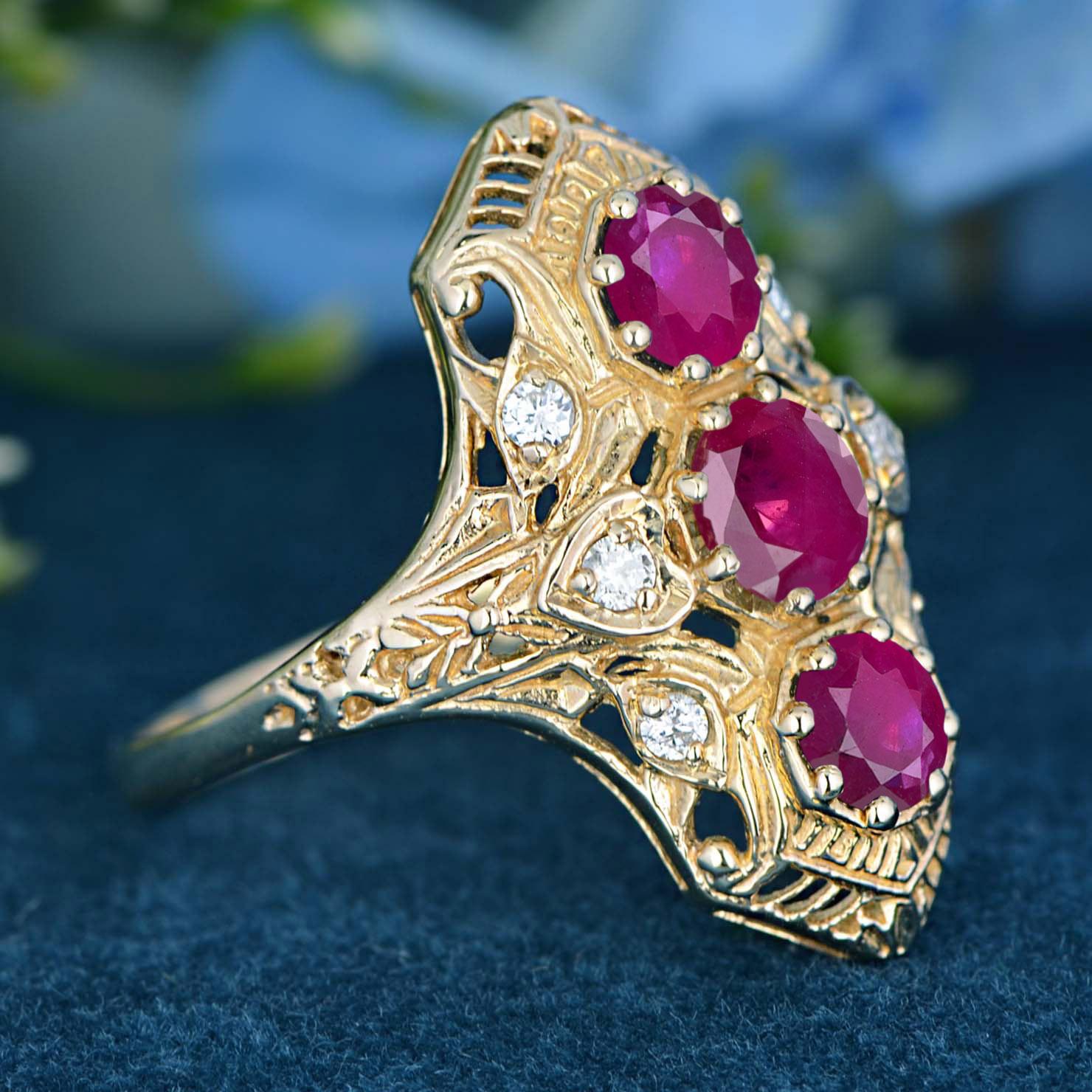 Édouardien Bague à trois pierres en or jaune 9K massif, rubis et diamants, style vintage en vente