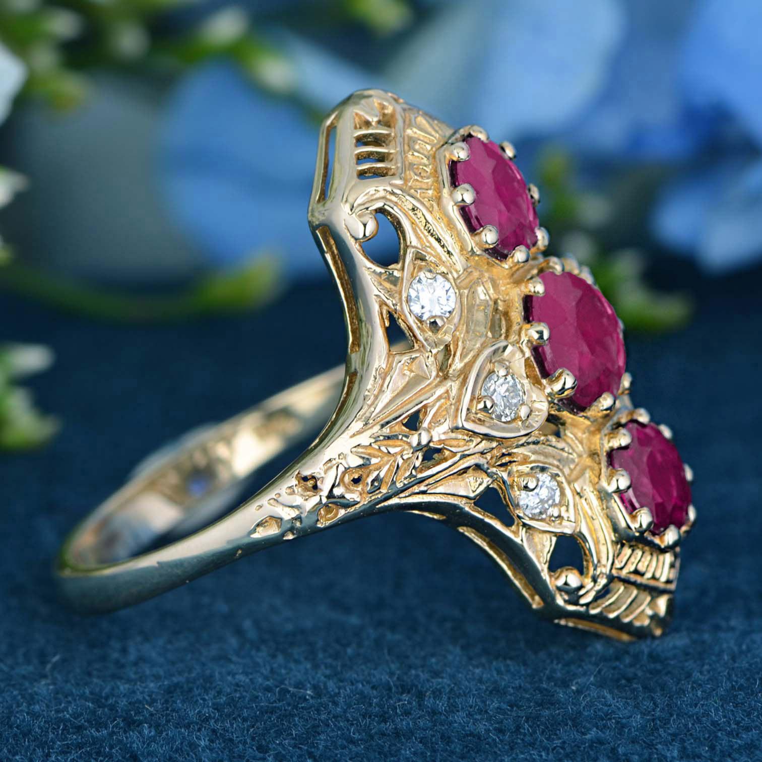Taille ronde Bague à trois pierres en or jaune 9K massif, rubis et diamants, style vintage en vente