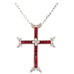 Collier pendentif croix en or blanc 18 carats avec diamant taille princesse et rubis