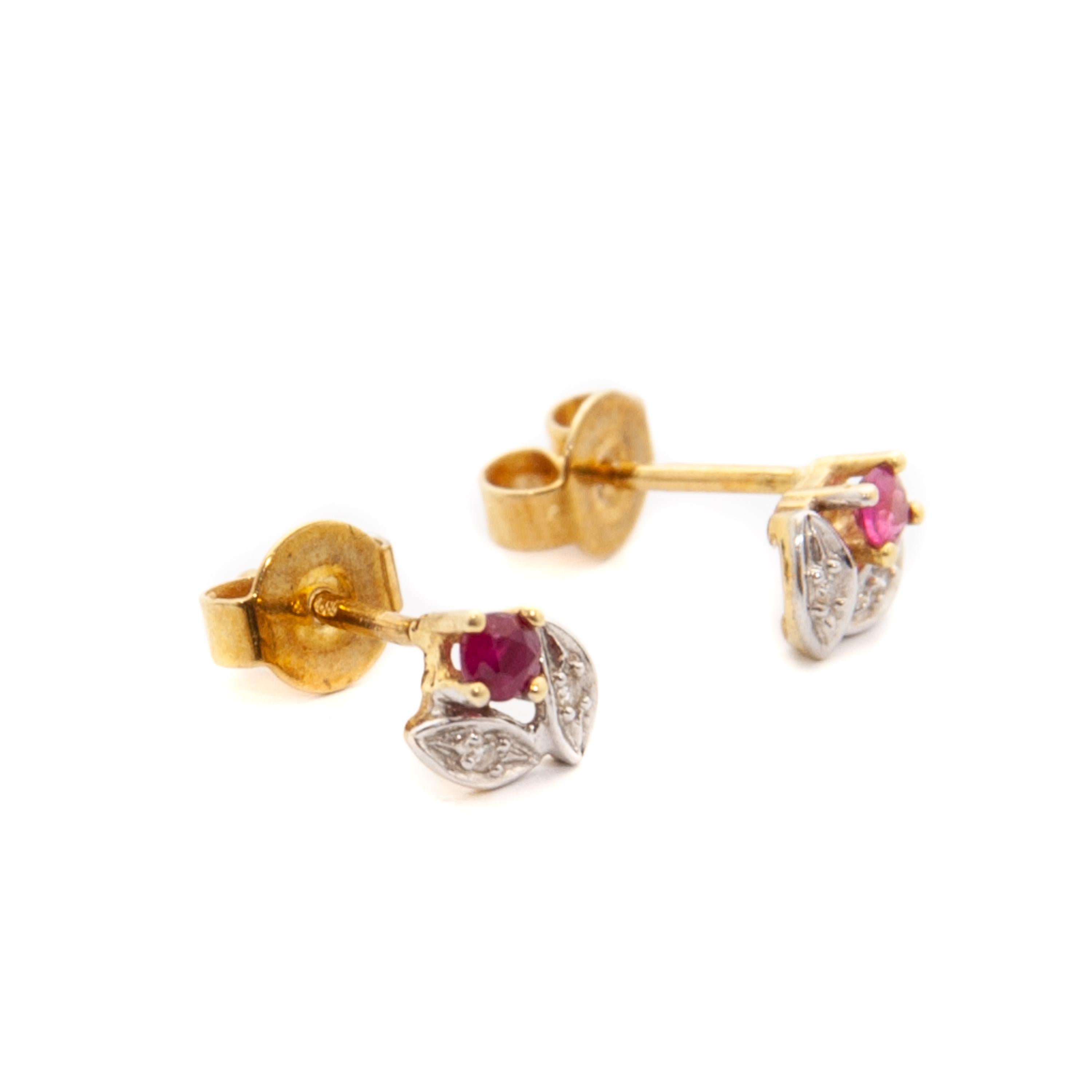 These beautiful vintage stud earrings are set with rubies ​​and diamonds and made of 14 karat gold. The flower studs are set with a ruby ​​that is placed between 14 karat yellow gold prongs. The lovely leaves are made of 14 karat white gold and