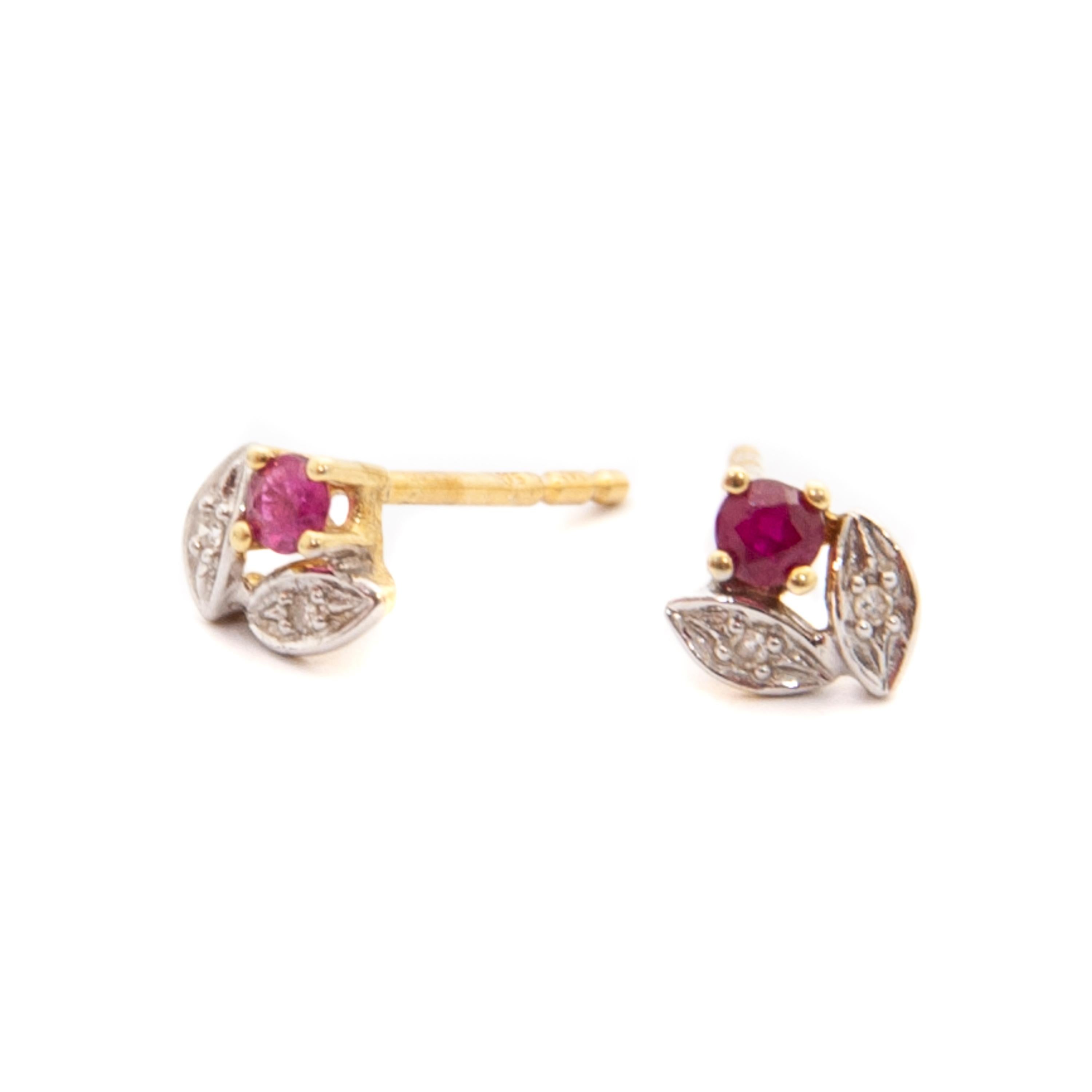 Vintage Ruby and Diamond 14 Karat White Gold Floral Stud Earrings In Good Condition For Sale In Rotterdam, NL