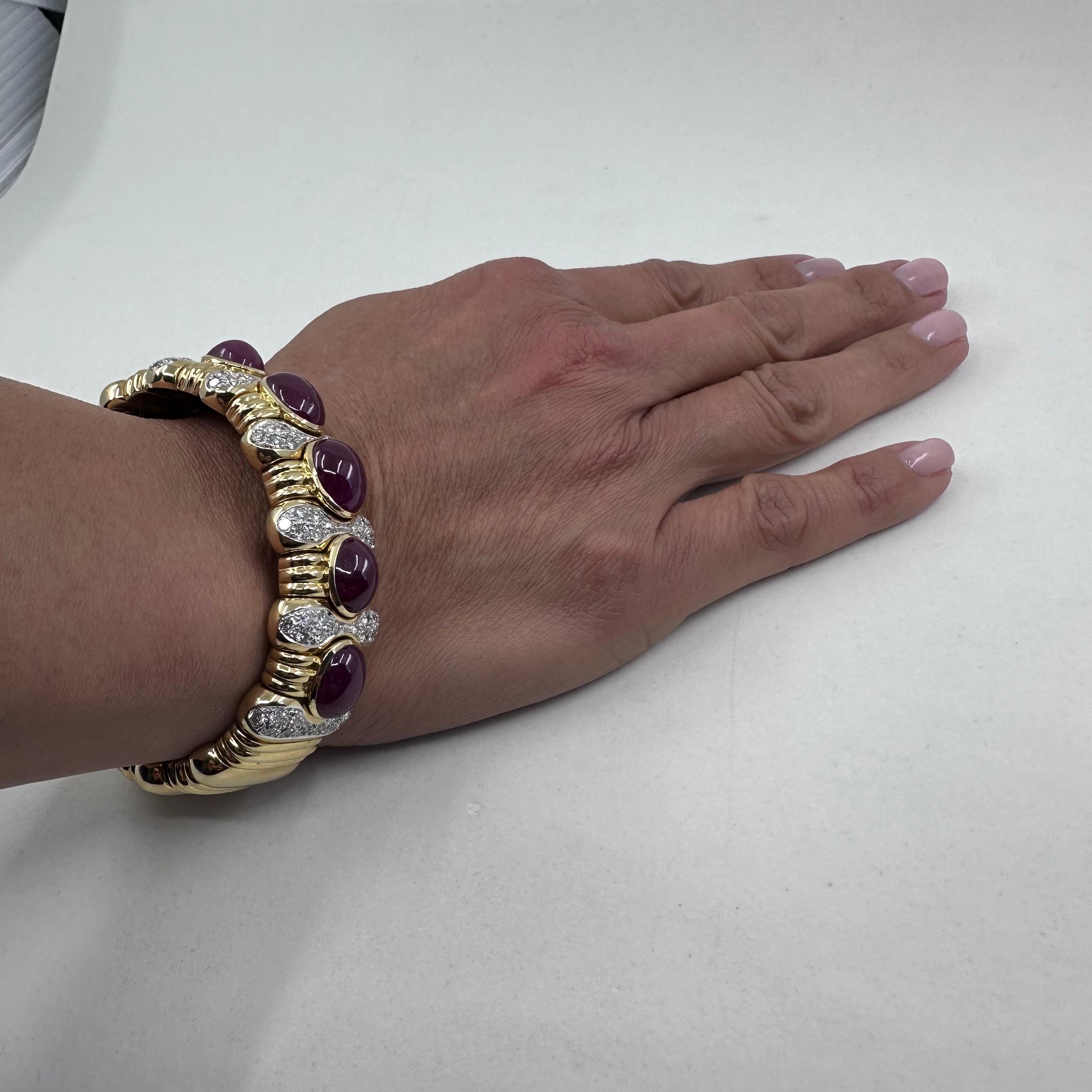 Bracelet manchette large en or jaune 18 carats avec rubis et diamants 25 carats Bon état - En vente à Beverly Hills, CA