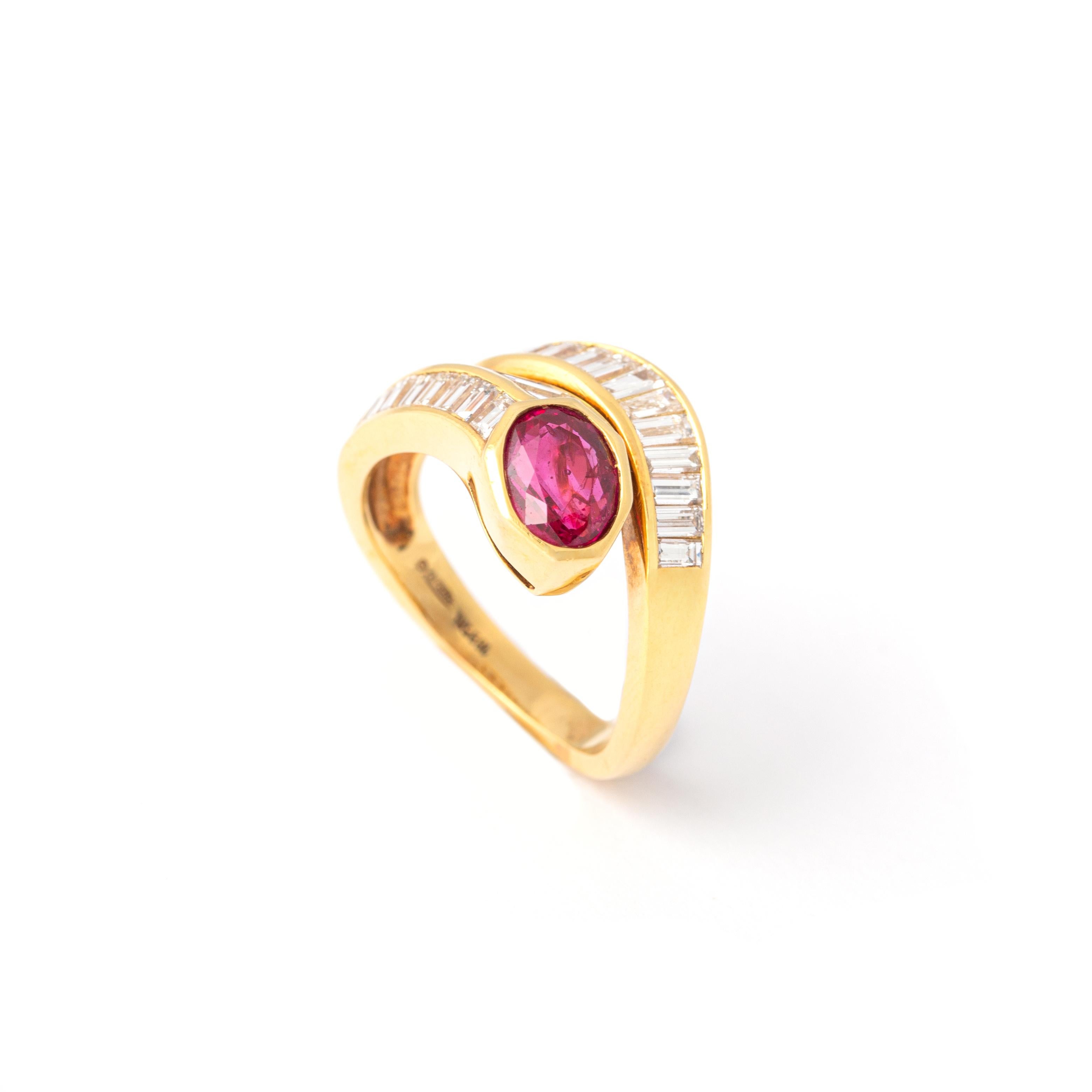 18 Karat Gelbgold Ring mit Rubin und Diamant
Zentriert von einem ovalen Rubin von 1,49 Karat und einem Diamanten von insgesamt 2,8 Karat, Farbe F und Reinheit VVS2.
Größe: 6,75
Gesamtbruttogewicht: 7.80 Gramm.

