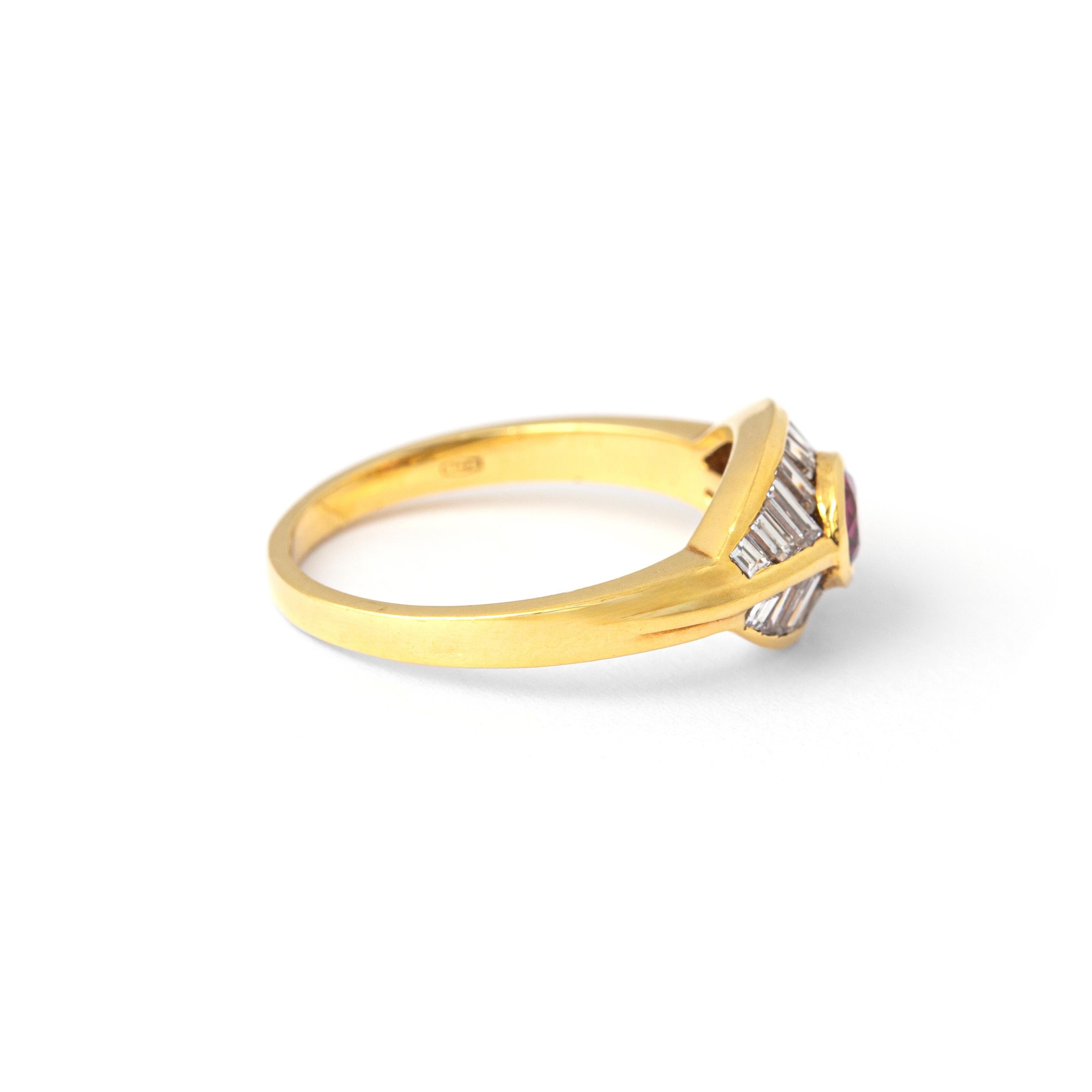 18 Karat Gelbgold Ring mit Rubin und Diamant (Ovalschliff) im Angebot