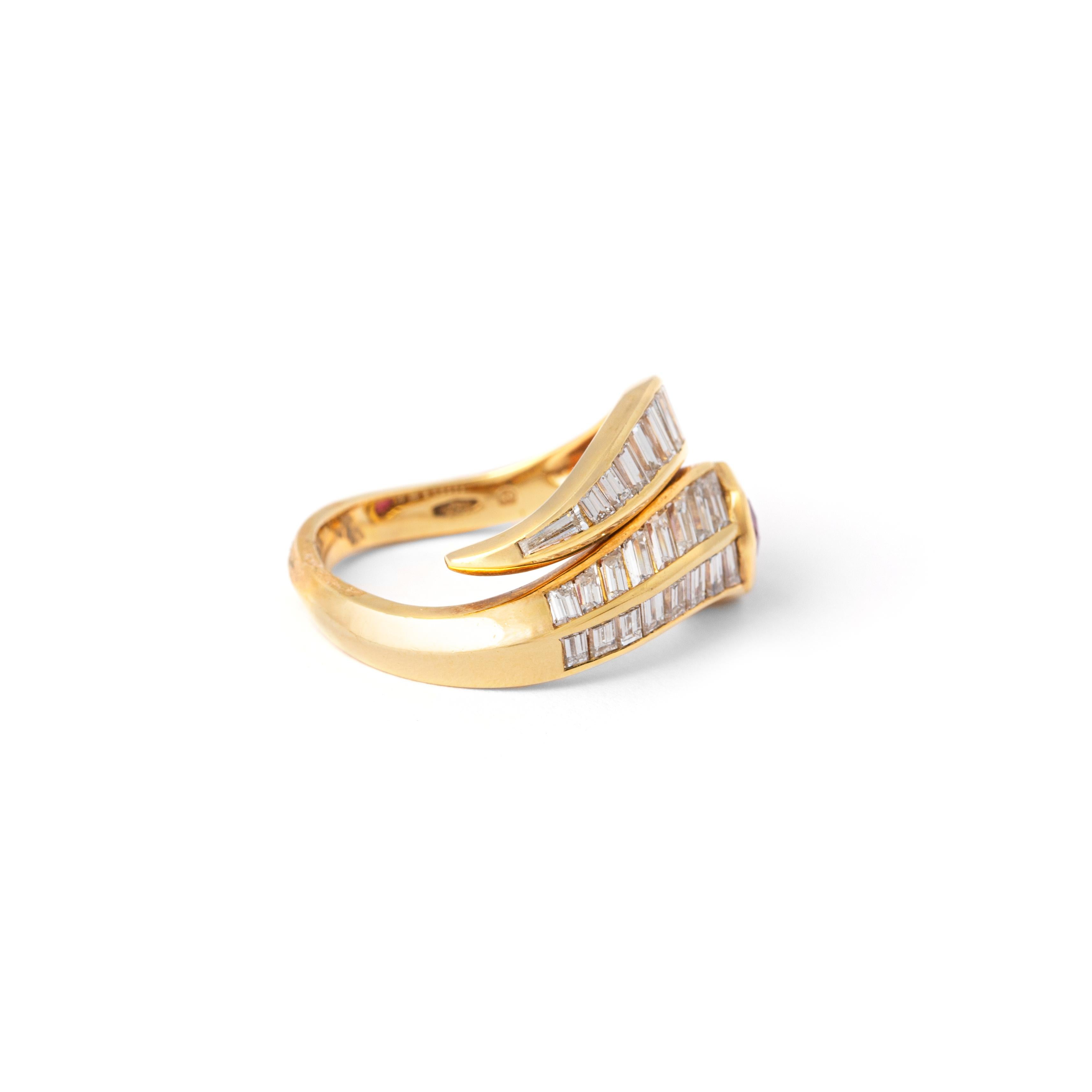 18 Karat Gelbgold Ring mit Rubin und Diamant im Zustand „Hervorragend“ im Angebot in Geneva, CH