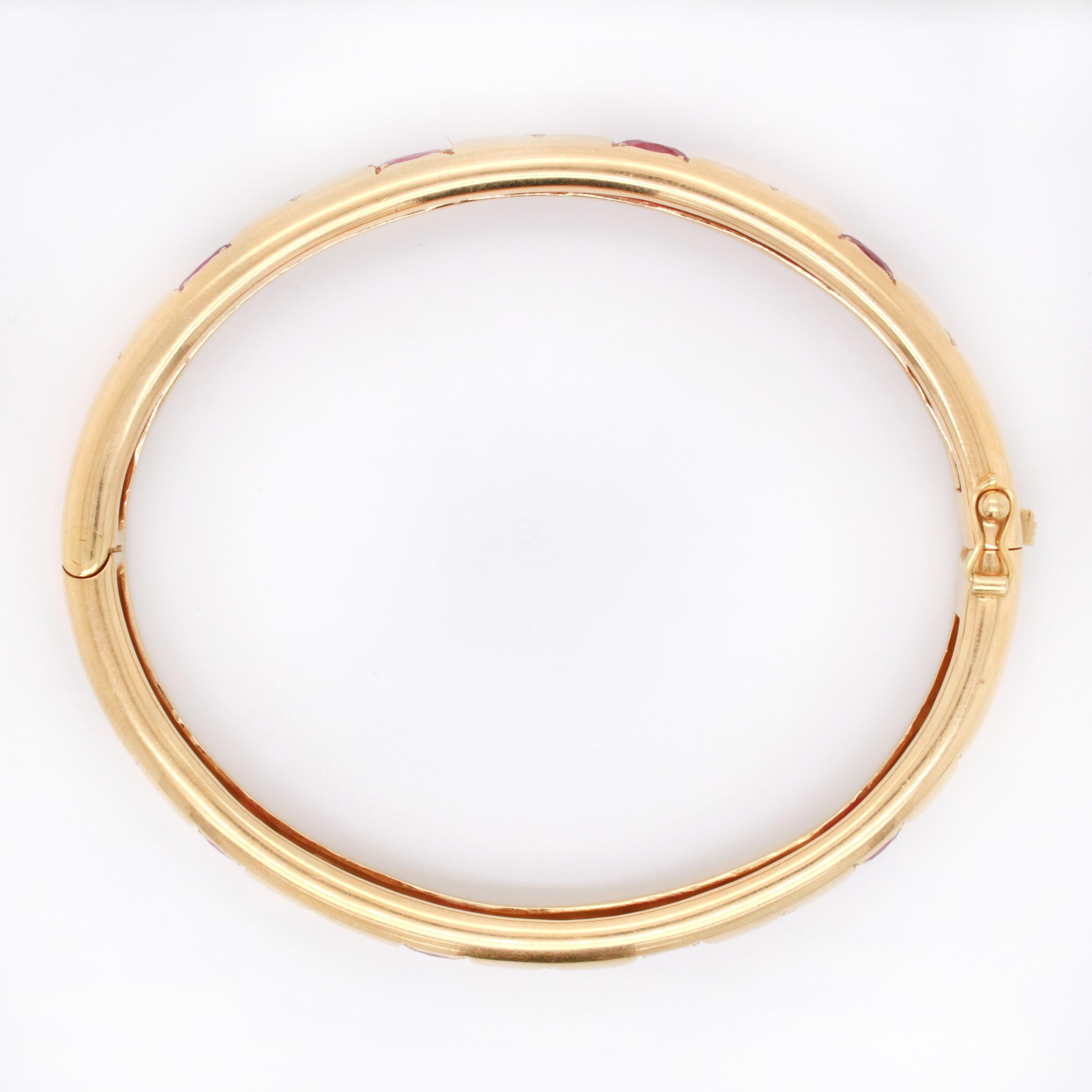 Ruby and Diamond Yellow Gold Bangle In Excellent Condition In Idar-Oberstein, DE