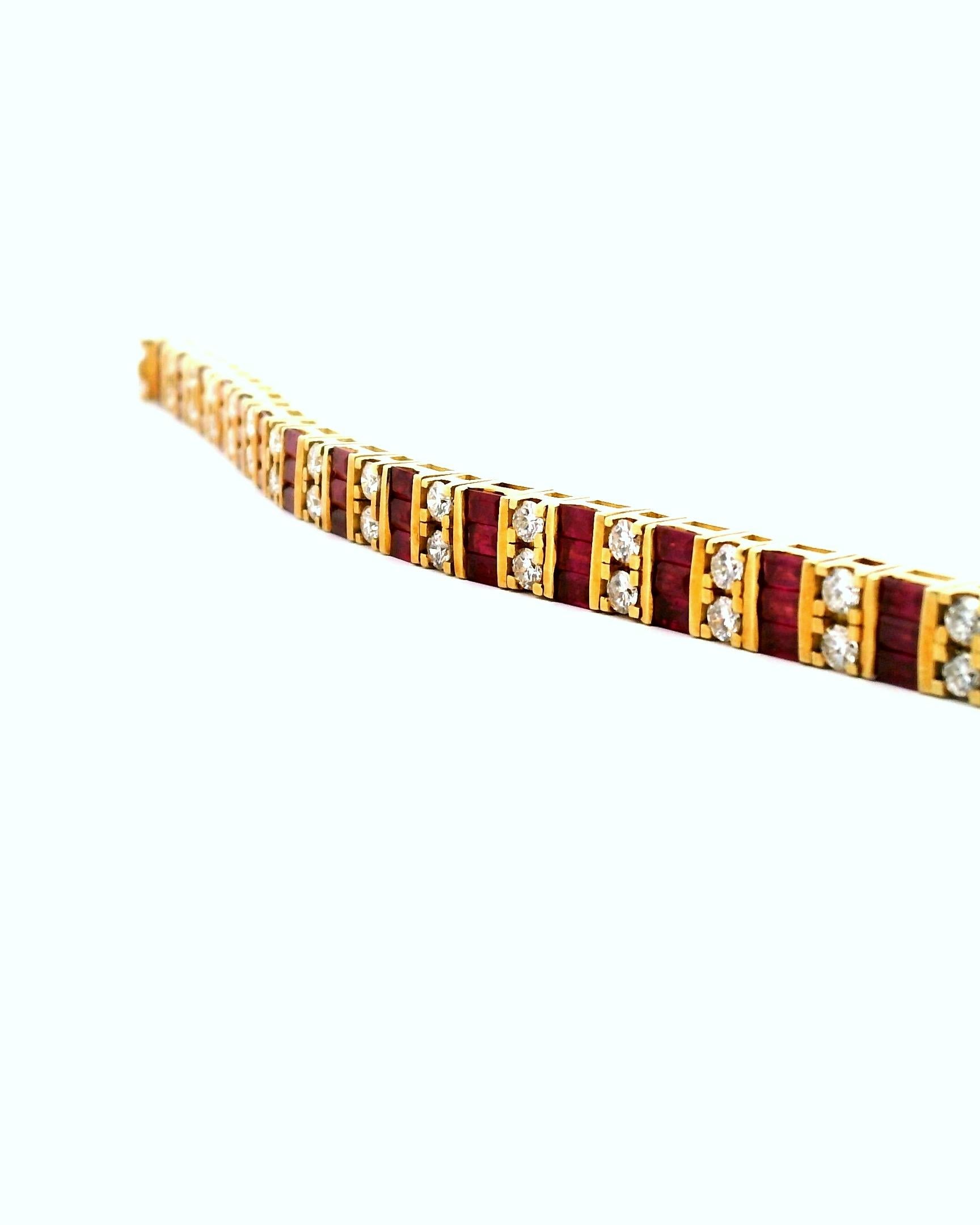 Bracciale da donna in oro giallo con 66 rubini taglio baguette e 44 diamanti rotondi taglio brillante 

Il peso del rubino è di 6,60 cttw.

Il peso dei diamanti è di 2,60 cttw.

Il grado di chiarezza è VS2

Il colore è H. H.

oro giallo 18 carati