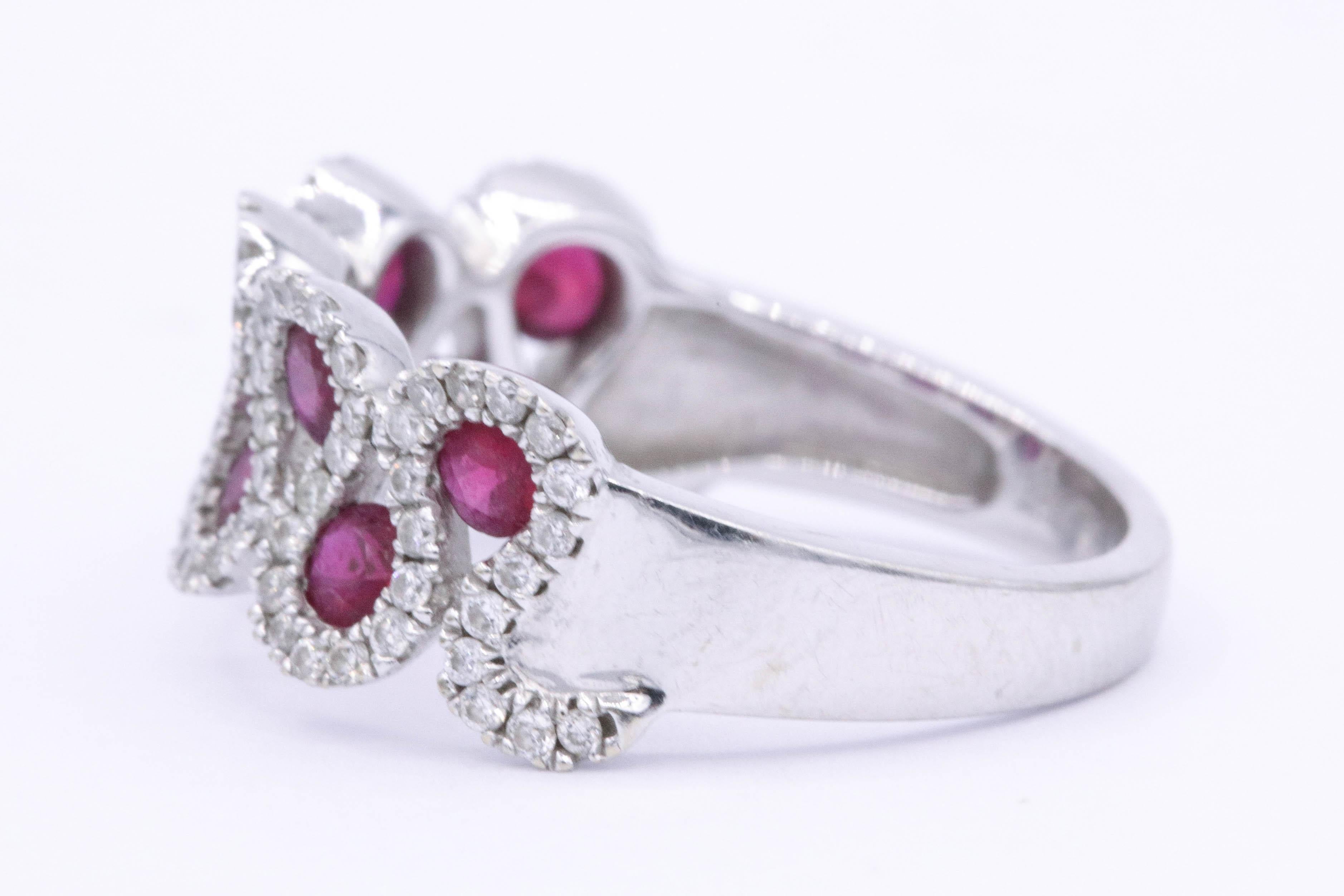 Taille ronde Bague cocktail en rubis et diamants en vente