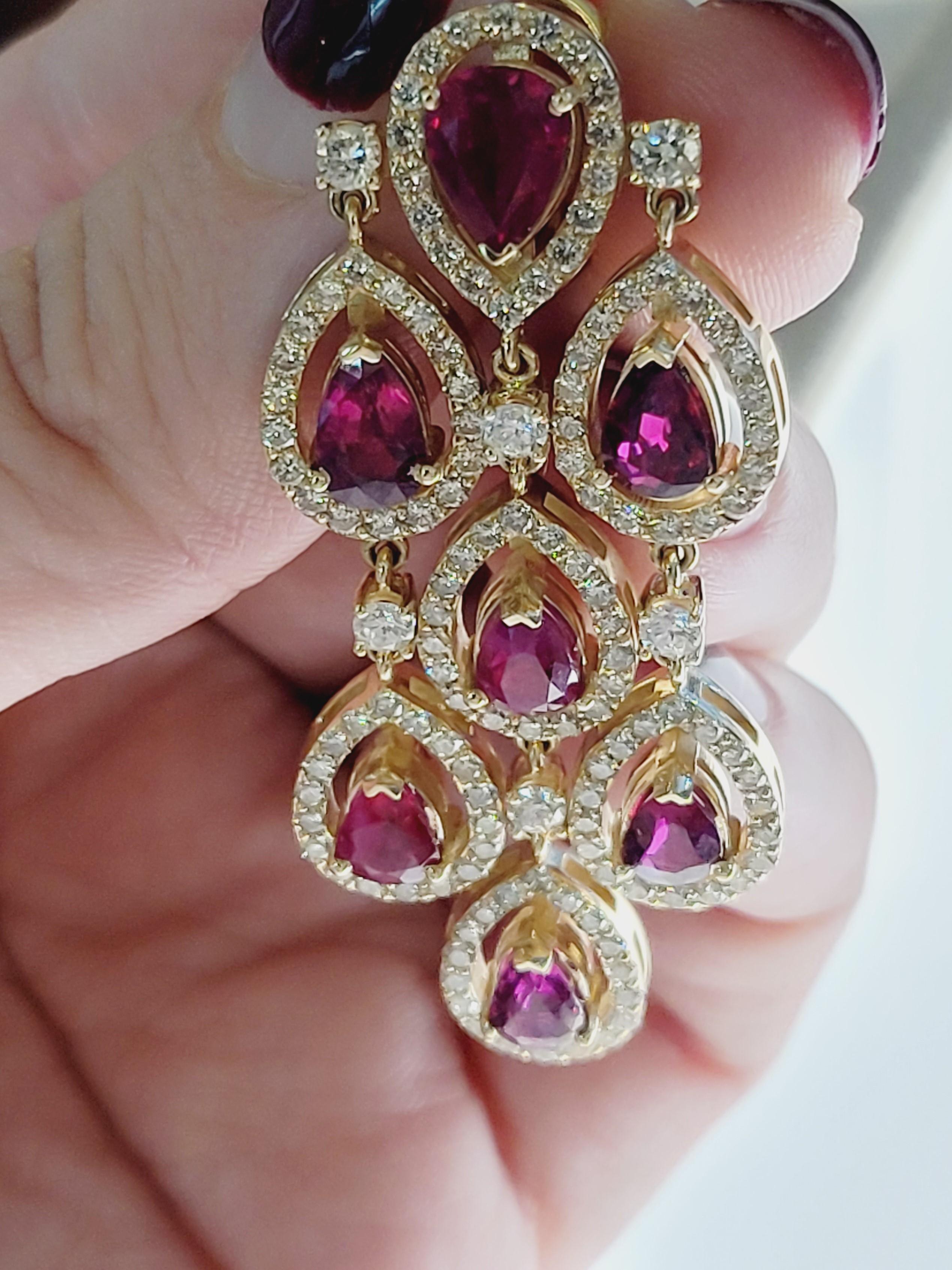 Ohrhänger mit Rubin und Diamanten aus 14 Karat Gelbgold im Zustand „Hervorragend“ im Angebot in New York, NY