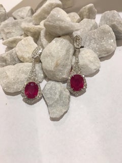 Boucles d'oreilles en or blanc 18 carats serties de rubis et diamants
