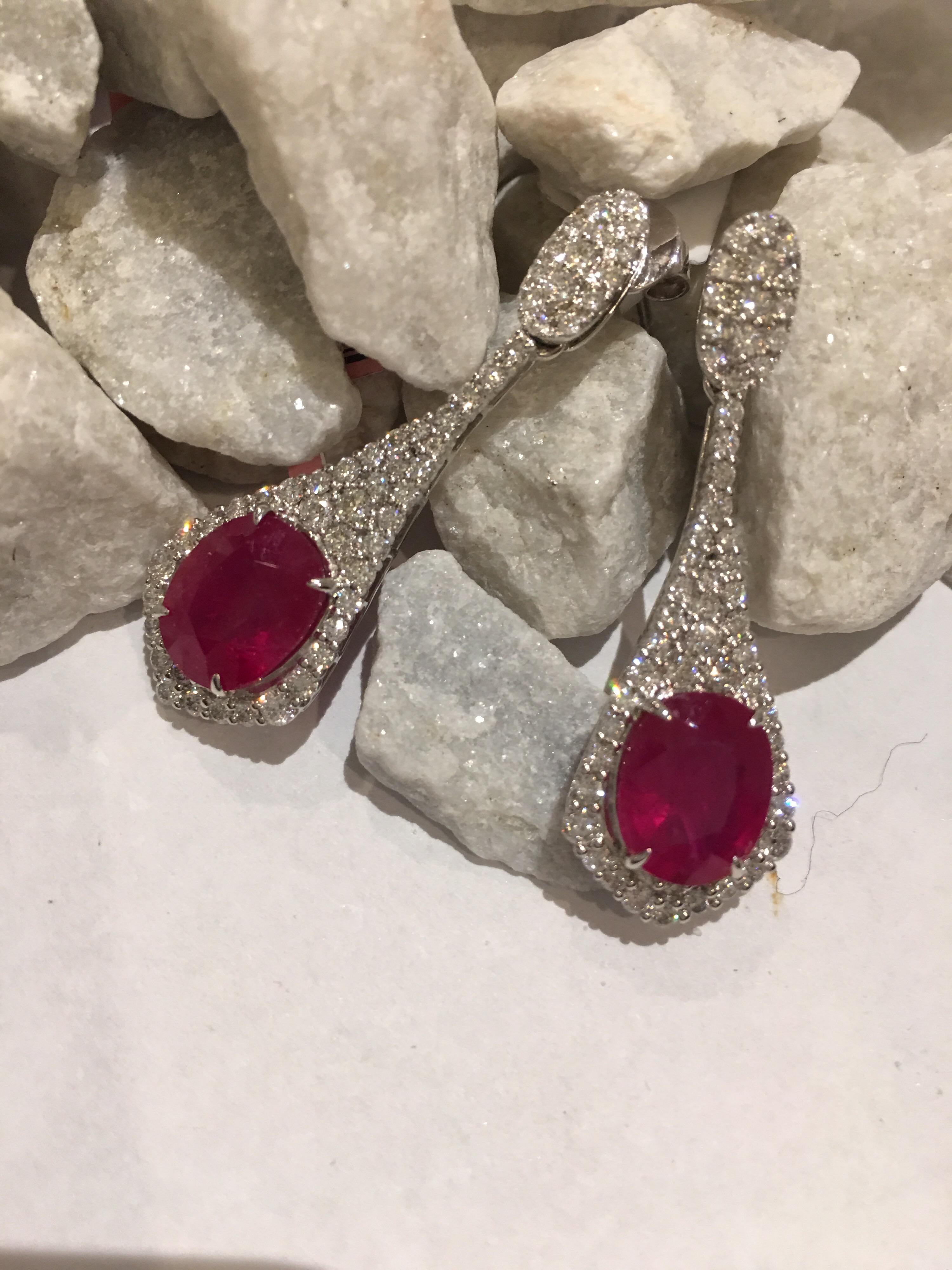 Boucles d'oreilles en or blanc 18 carats serties de rubis et diamants en vente 1
