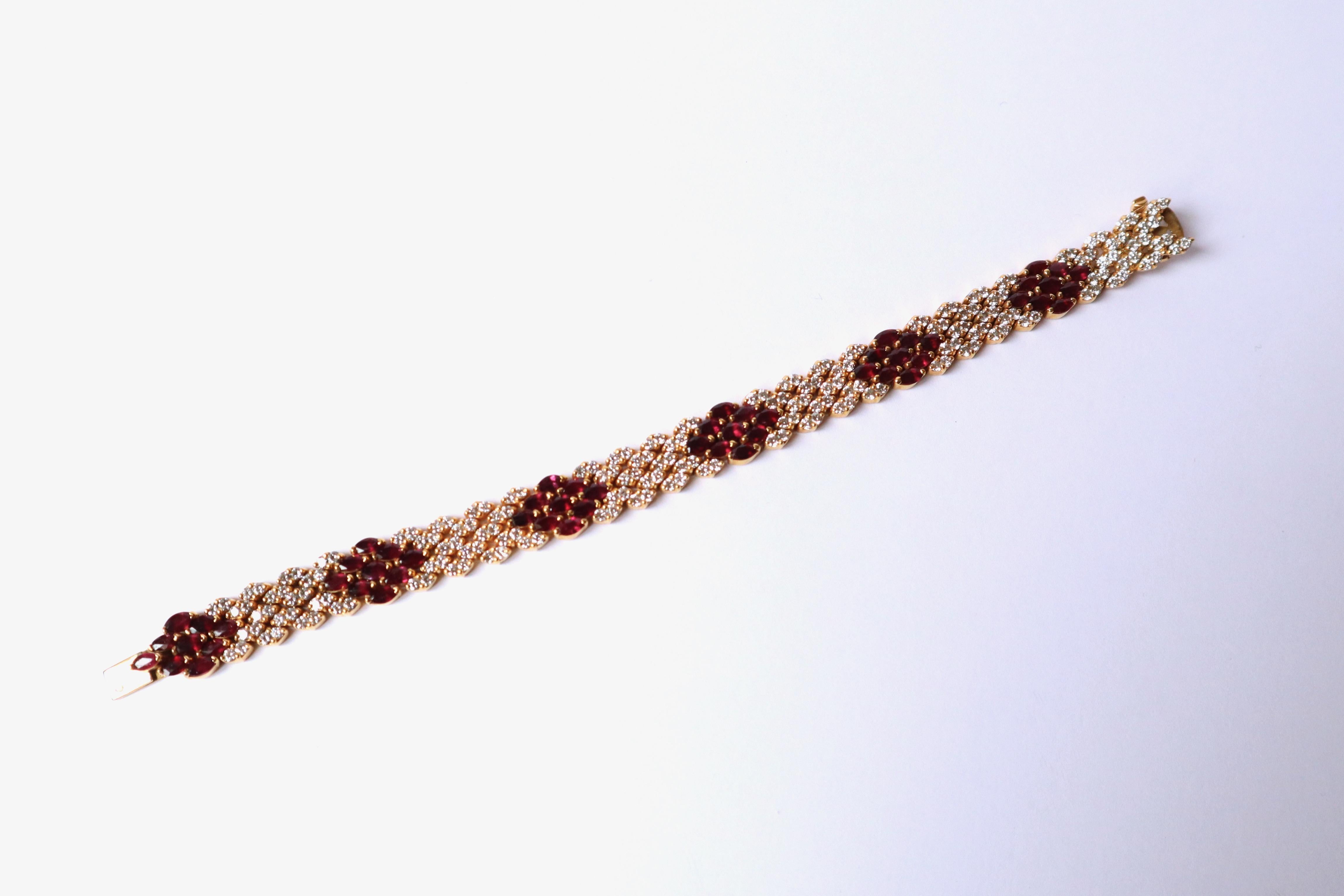Ruby and Diamonds Paved Bracelet in 18 Carat Yellow Gold In Good Condition For Sale In Paris, FR