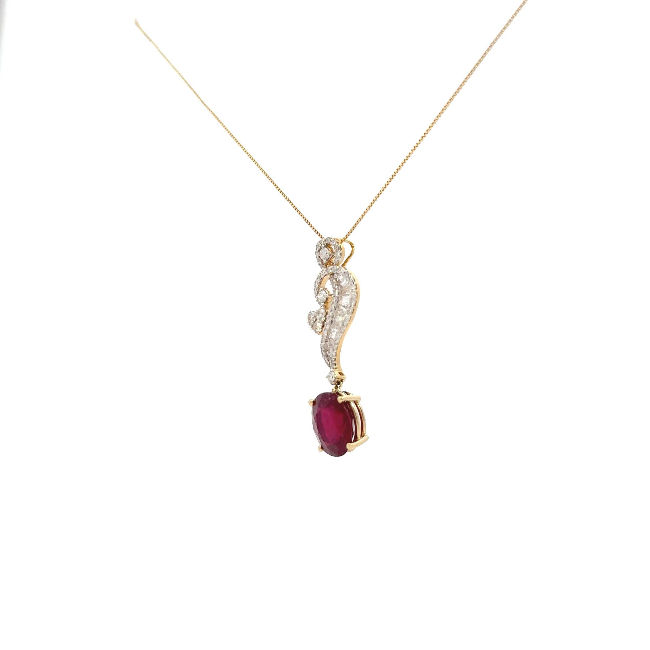 Taglio ovale Collana con pendente di rubini e diamanti in oro 18 carati in vendita
