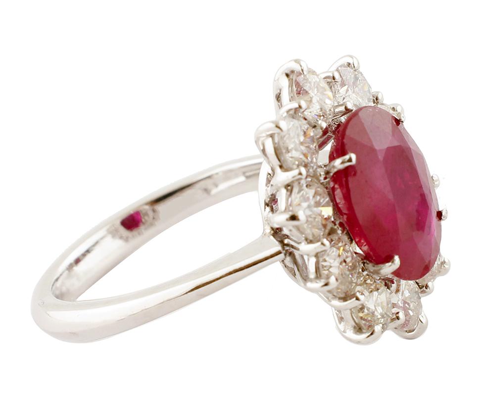 Elegant ring in 14k white gold structure, mounted with a central intense ruby, surrounded by 10 beautiful white diamonds.
The origin of this ring goes back to the late 1990s, it was totally handmade by Italian master goldsmiths, and it is in perfect