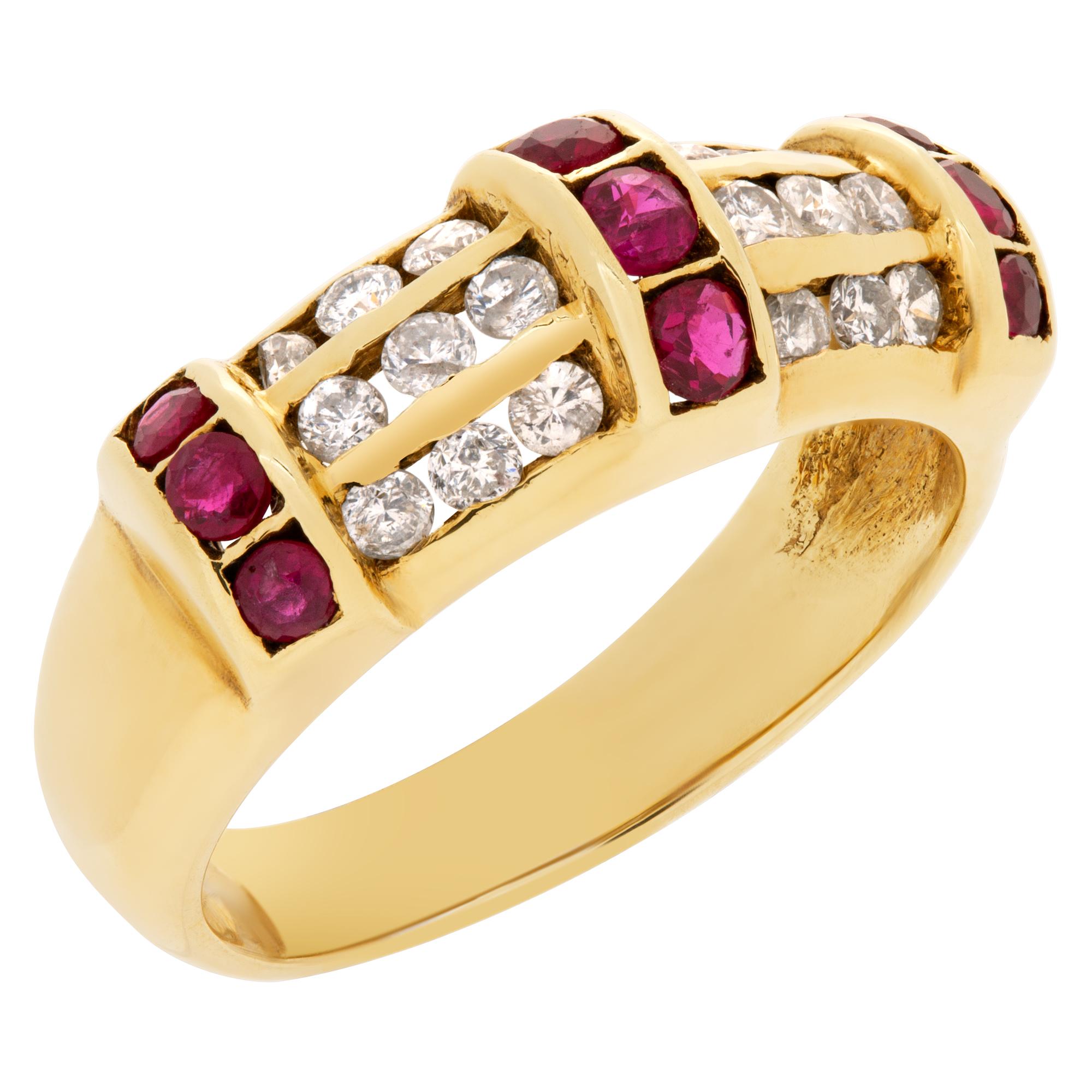 Ring mit Rubin und Diamanten aus 14 Karat Gelbgold im Zustand „Hervorragend“ in Surfside, FL